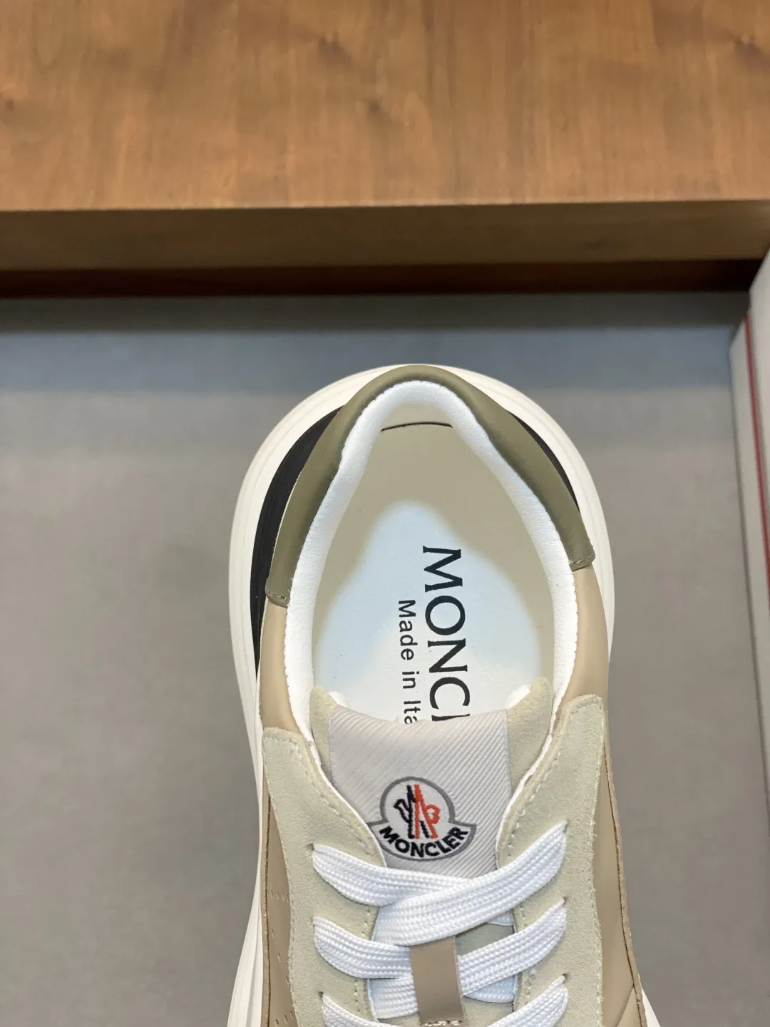 💰370 Moncler蒙口 男鞋运动鞋,进口透气网面、氯丁橡胶 各种材质拼接打造,鞋面采用鞋带和橡胶嵌件设计,后跟Moncler标志,大底采用TPU+橡胶+高弹橡胶发泡组合成型,具有高弹性高耐磨性,提高舒适性,无论是鞋面还是颜色设计都值得入手!Size:39-44(38 45定做)