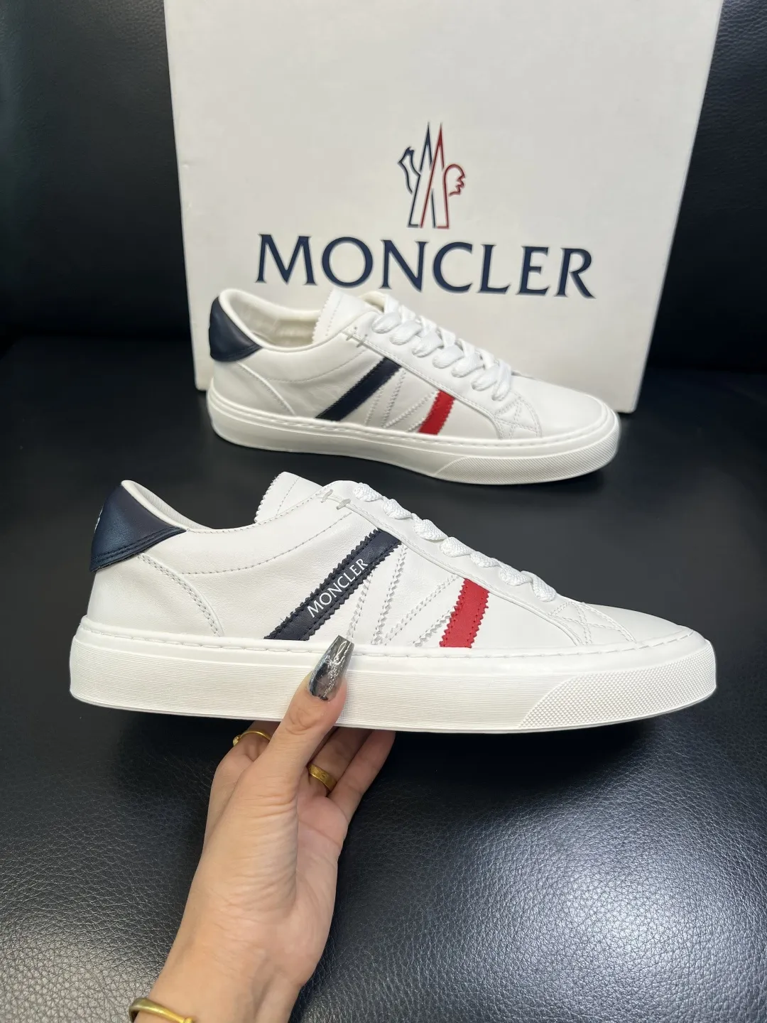 P 330 MONCLER 高品质 顶级工艺品 蒙口 新品专柜新款,原厂配置意大利进口牛皮搭配面料,高品质复杂拼接工艺,进口水染牛皮内里垫透气舒适 鞋底:原厂特供原版底超级舒适,原厂跟单,欢迎对比,码数 39-44(订做 38 45)