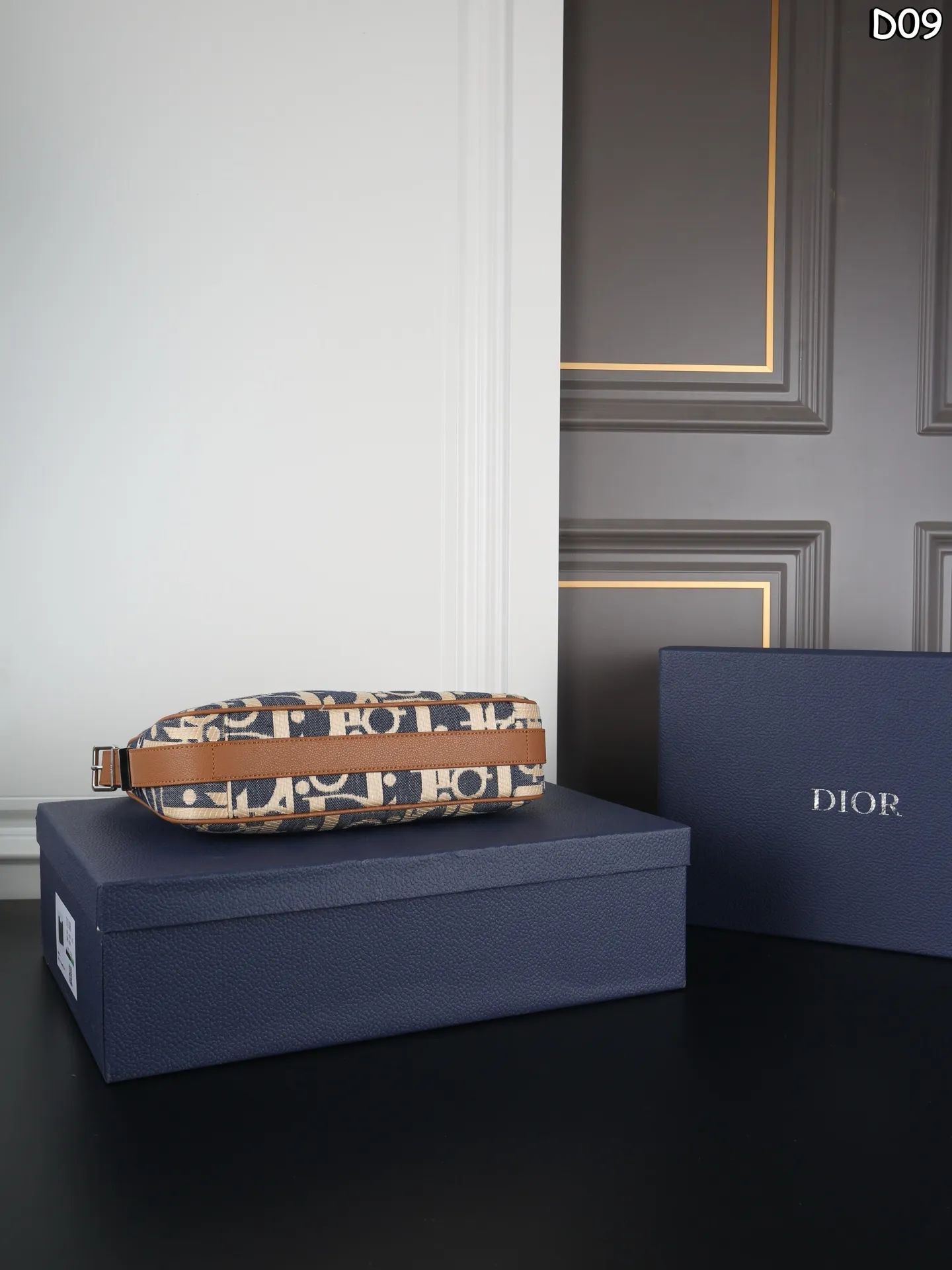 大P180 天地盖 小P175 天地盖 DIOR迪奥 饭盒包 单肩包斜挎包 超大容量，更是百搭 一年四季都好背 让你秒变时髦精 这只老花拉链包的质感太绝了被这只Slider拉链水饺包的细节狠狠拿捏! 每一处缝线都工整利落，五金光泽饱满，兼顾颜值与实用性，是通勤休闲都适配的高级款! 尺寸：42&times;28/32&times;20