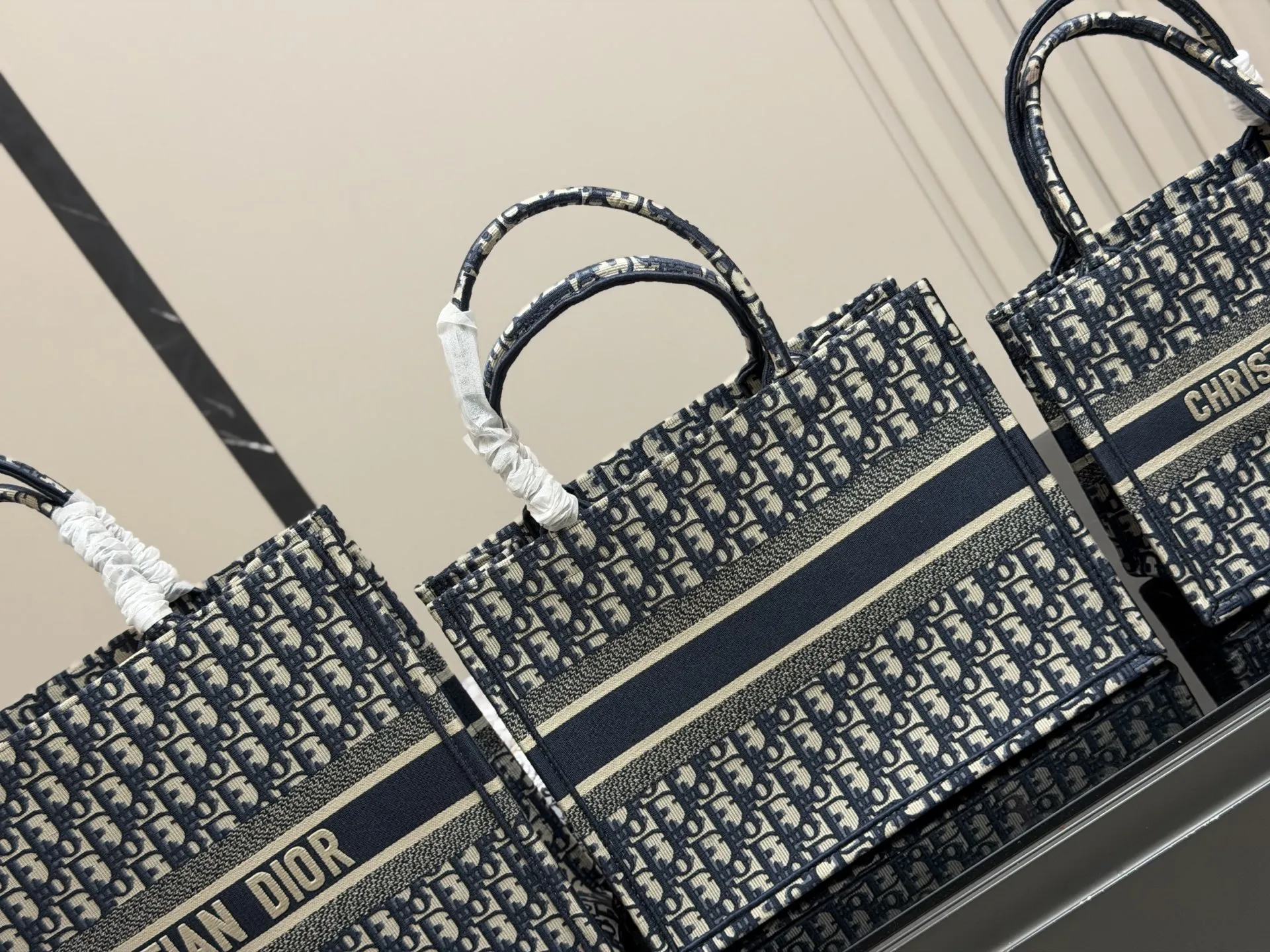 &yen;195 &yen;175 &yen;150 配盒丝巾 Dior 原版布提花 Dior book tote今年最喜欢的一款购物袋 tote我用的次数最多的包 迪奥因为容量超级大 不管什么东西都向里面放 当然凹造型也是必须有 尺寸大号42 cm 中号36cm 小号 26cm