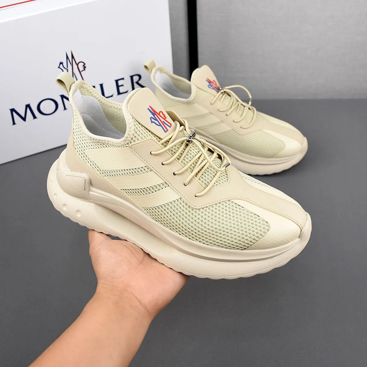 PP220👟👟👟 Moncler蒙口男士户外系带运动鞋，具有舒适防滑性能，专为户外跑步或都市漫步而设。兼备创新、功能性与图形细节于一体，从高山氛围汲取灵感，诠释潮流时尚。多种原版材料拼接而成，鞋面采用鞋带和橡胶嵌件设计，大底采发泡超轻大底，具有高弹性高耐磨性，提高舒适性！39-44(38 45定做)5️⃣色选