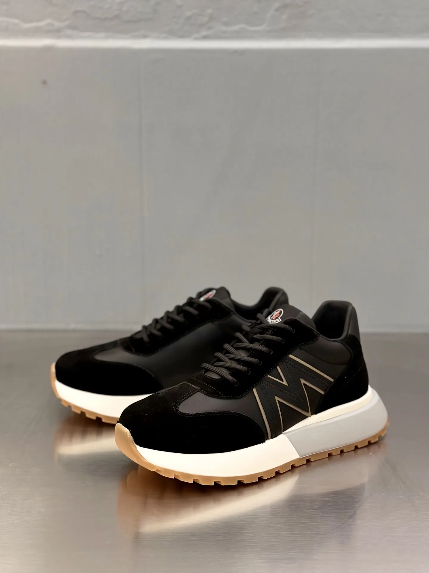 P370 Moncler蒙口 男鞋运动鞋,进口透气网面、氯丁橡胶 各种材质拼接打造,鞋面采用鞋带和橡胶嵌件设计,后跟Moncler标志,大底采用TPU+橡胶+高弹橡胶发泡组合成型,具有高弹性高耐磨性,提高舒适性,无论是鞋面还是颜色设计都值得入手!Size:39-44(38 45定做)