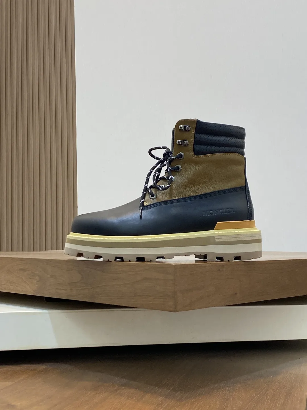 💰500 monc&mdash;蒙口 顶级原版男鞋高端品牌，新款上市，顶级奢侈品牌，最新時尚休闲高低帮，潮流百搭之款，轻松运动风，鞋面采用原版牛皮。原版牛皮内里【毛里订做】 加超精细做工。原版私模、个性时尚橡膠耐磨大底，上脚轻巧舒适。码数：39-44 。（38、45可定做）