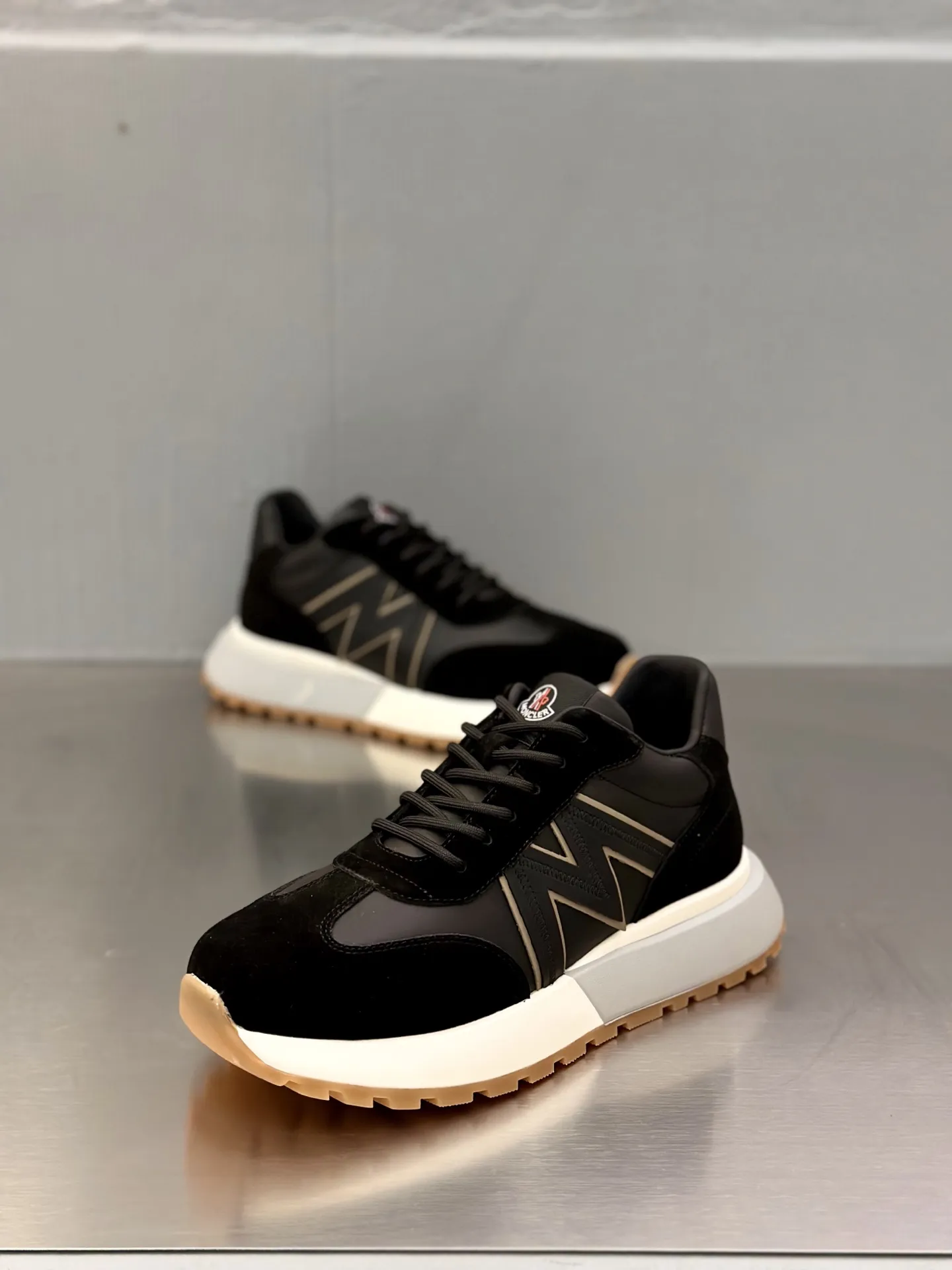 P370 Moncler蒙口 男鞋运动鞋,进口透气网面、氯丁橡胶 各种材质拼接打造，鞋面采用鞋带和橡胶嵌件设计，后跟Moncler标志，大底采用TPU+橡胶+高弹橡胶发泡组合成型，具有高弹性高耐磨性，提高舒适性，无论是鞋面还是颜色设计都值得入手！Size：39-44（38 45定做）