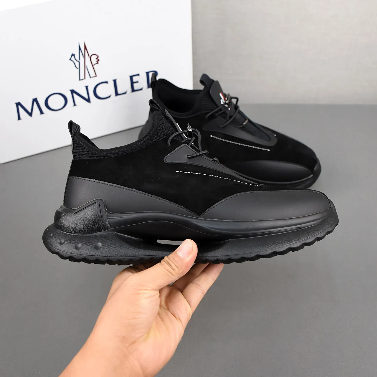 PP290👟👟👟 Moncler蒙口男士户外系带运动鞋，具有舒适防滑性能，专为户外跑步或都市漫步而设。兼备创新、功能性与图形细节于一体，从高山氛围汲取灵感，诠释潮流时尚。多种原版材料拼接而成，鞋面采用鞋带和橡胶嵌件设计，大底采发泡超轻大底，具有高弹性高耐磨性，提高舒适性！39-44(38和45定做)7️⃣色可选