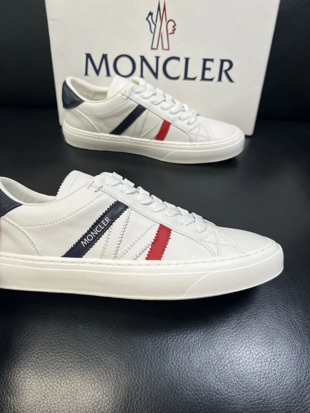 P 330 MONCLER 高品质 顶级工艺品 蒙口 新品专柜新款，原厂配置意大利进口牛皮搭配面料，高品质复杂拼接工艺，进口水染牛皮内里垫透气舒适 鞋底：原厂特供原版底超级舒适，原厂跟单，欢迎对比，码数 39-44（订做 38 45）