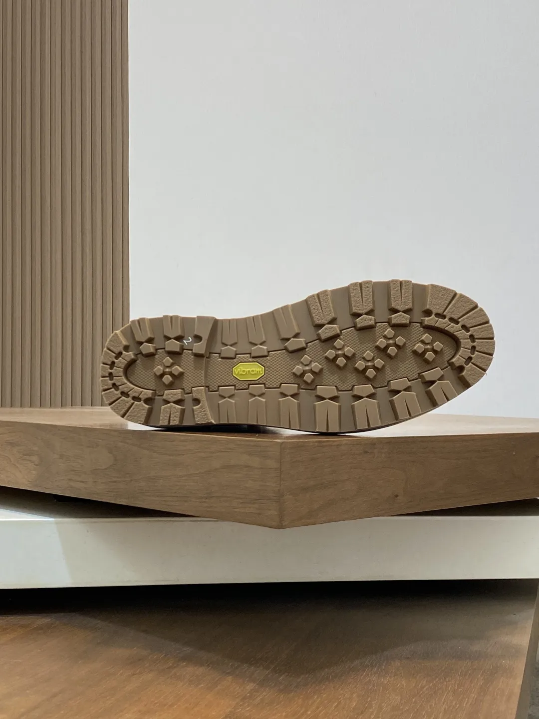 💰470 monc&mdash;蒙口 顶级原版男鞋高端品牌，新款上市，顶级奢侈品牌，最新時尚休闲高低帮，潮流百搭之款，轻松运动风，鞋面采用原版牛皮。原版牛皮内里【毛里订做】 加超精细做工。原版私模、个性时尚橡膠耐磨大底，上脚轻巧舒适。码数：39-44 。（38、45可定做）