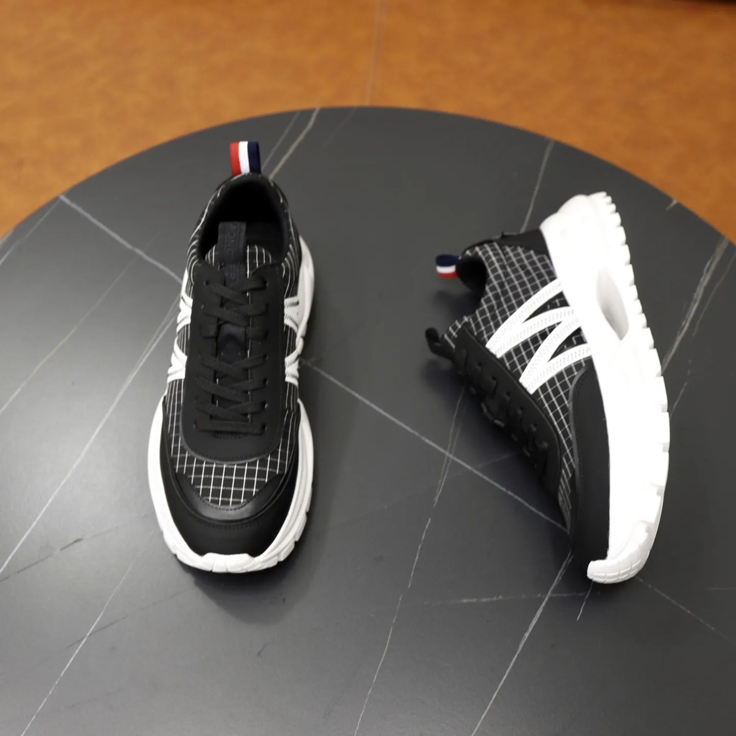 出厂价:221💰【MONCLER】盟可睐(蒙口) -鞋面:品牌布匹拼接皮料车 -内里:舒适透气 -大底:原版轻便柔软耐磨大底 -超高品控·做工精细:凸显(高端·贵气·档次) -Size :39-44(45可订做)