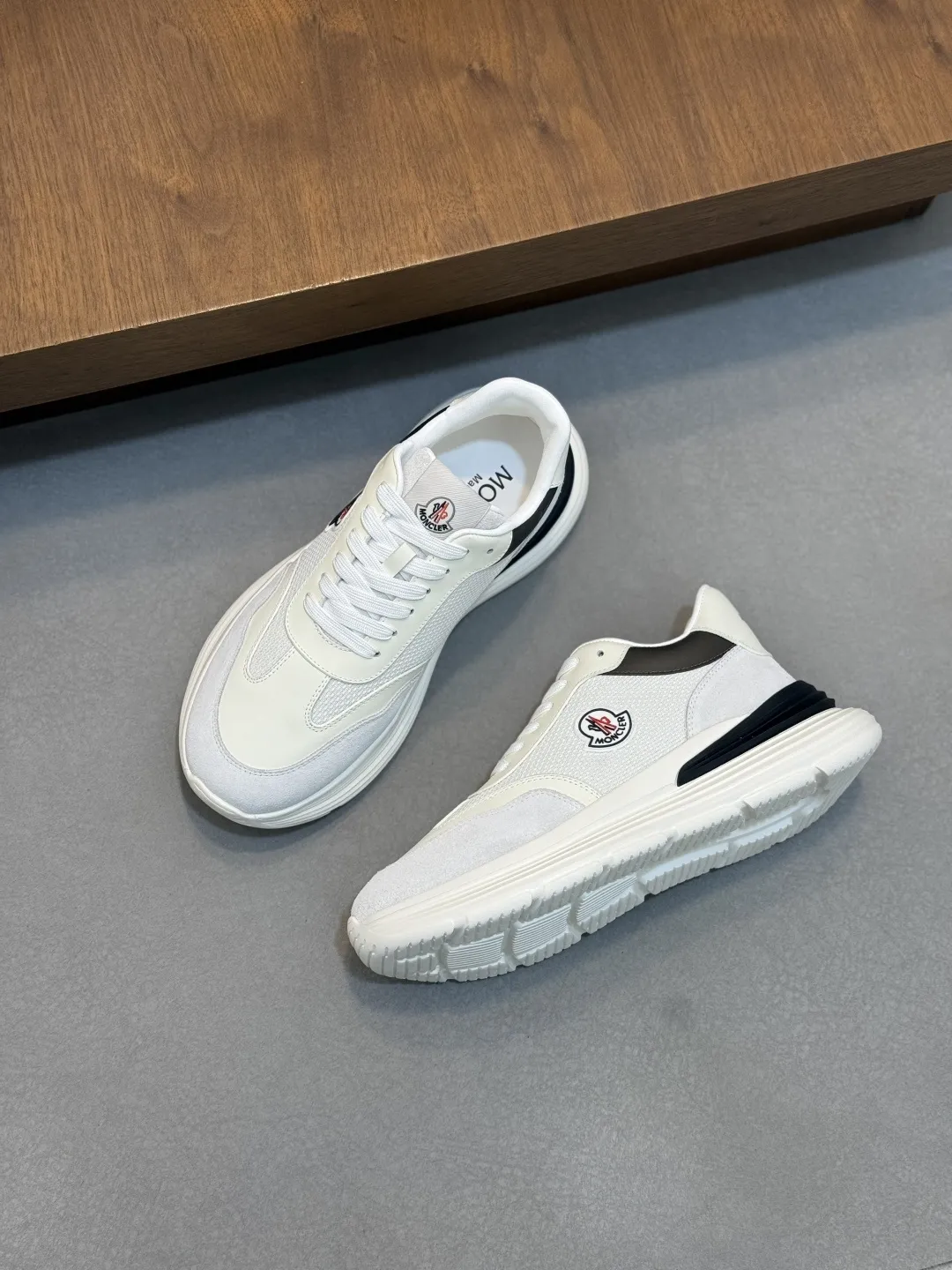 💰370 Moncler蒙口 男鞋运动鞋,进口透气网面、氯丁橡胶 各种材质拼接打造,鞋面采用鞋带和橡胶嵌件设计,后跟Moncler标志,大底采用TPU+橡胶+高弹橡胶发泡组合成型,具有高弹性高耐磨性,提高舒适性,无论是鞋面还是颜色设计都值得入手!Size:39-44(38 45定做)