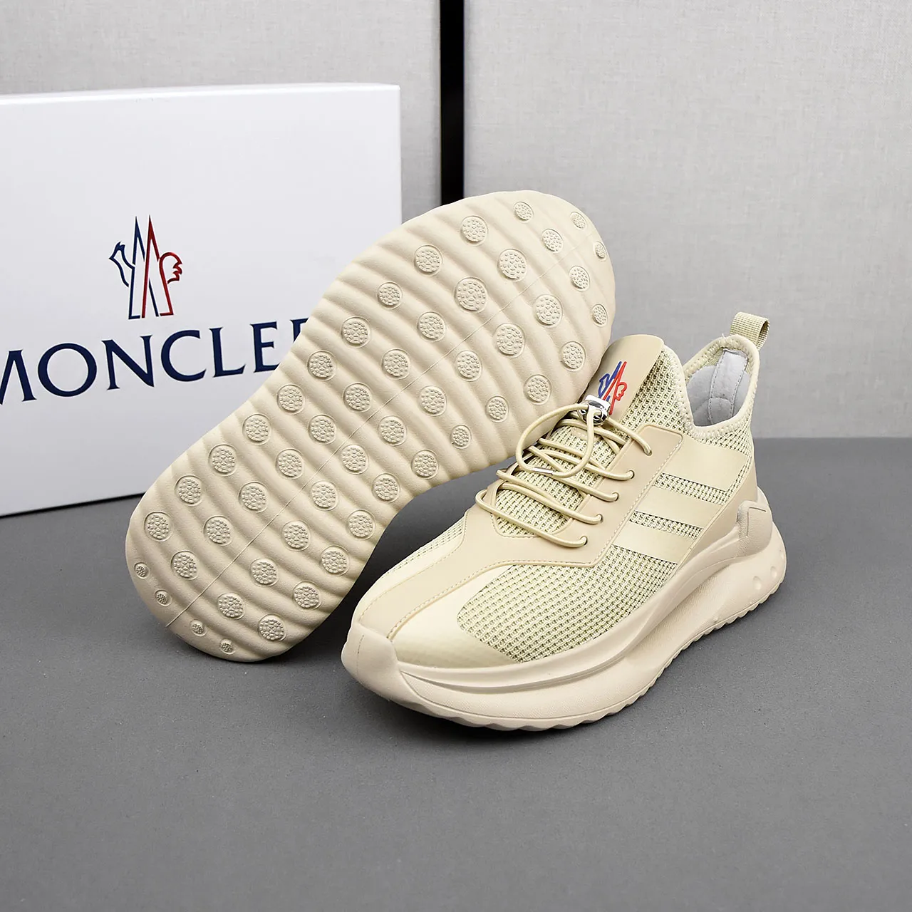 PP220👟👟👟 Moncler蒙口男士户外系带运动鞋，具有舒适防滑性能，专为户外跑步或都市漫步而设。兼备创新、功能性与图形细节于一体，从高山氛围汲取灵感，诠释潮流时尚。多种原版材料拼接而成，鞋面采用鞋带和橡胶嵌件设计，大底采发泡超轻大底，具有高弹性高耐磨性，提高舒适性！39-44(38 45定做)5️⃣色选