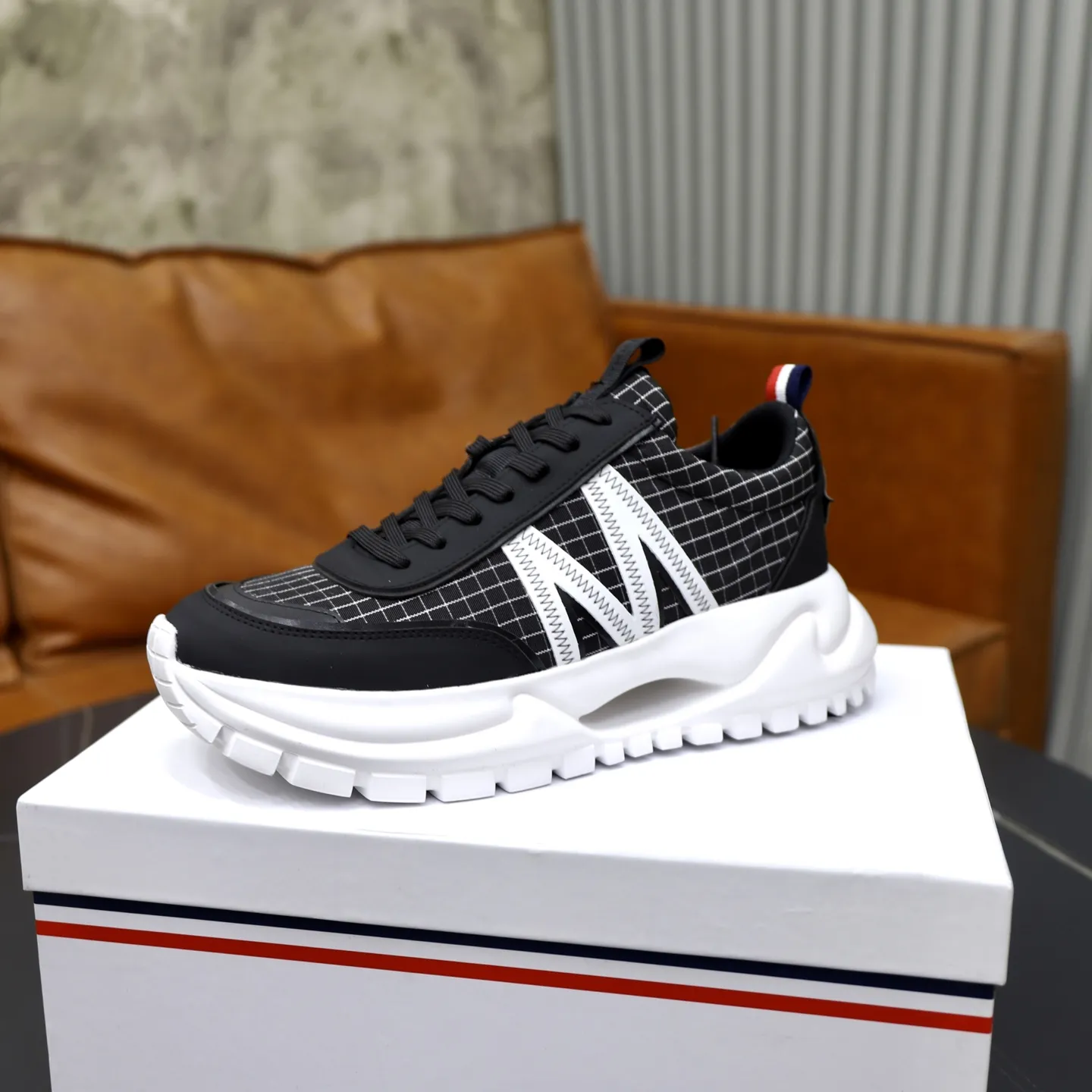 出厂价：221💰【MONCLER】盟可睐(蒙口) -鞋面：品牌布匹拼接皮料车 -内里：舒适透气 -大底：原版轻便柔软耐磨大底 -超高品控&middot;做工精细：凸显(高端&middot;贵气&middot;档次) -Size ：39-44（45可订做)