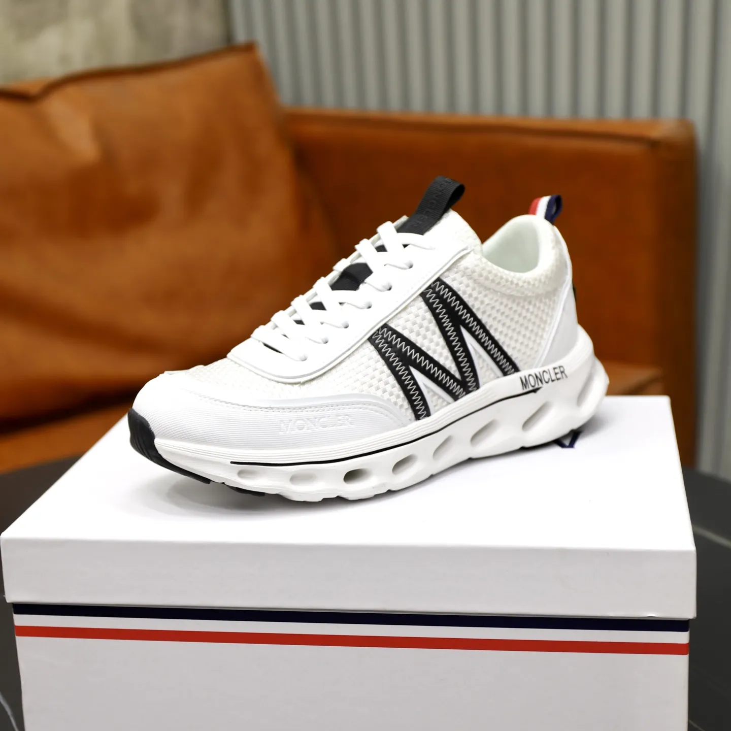 出厂价:230💰【MONCLER】盟可睐(蒙口) -鞋面:品牌布匹拼接皮料车 -内里:舒适透气 -大底:原版轻便柔软耐磨大底 -超高品控·做工精细:凸显(高端·贵气·档次) -Size :39-44(45可订做)