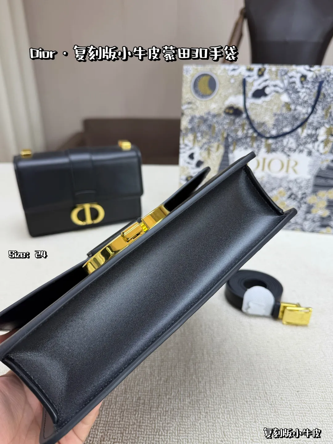 大号P205,配折叠盒,飞机盒,配丝巾,配星星 复刻版小牛皮 🖤Dior蒙田30黑金手袋,光面牛皮+金色CD扣,简约大气超有质感✨。容量刚好,通勤or晚宴都能轻松驾驭。肩带可调节,手提、单肩、斜挎随心切换,百搭又实用!蒙田系列灵感来自巴黎蒙田大道,优雅摩登,明星博主都在背,专柜价31520元,经典不过时💼。 尺寸:24×16