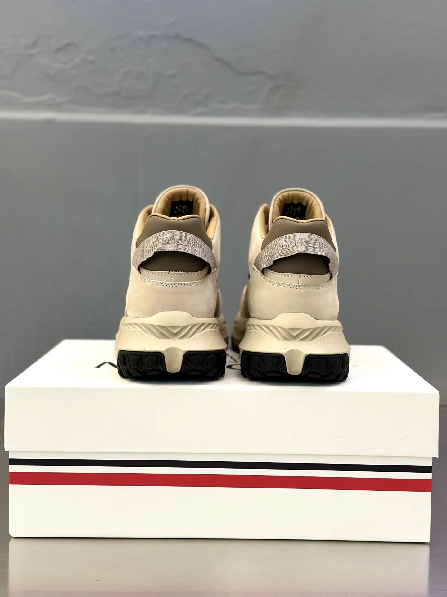 P410 Moncler蒙口 男鞋运动鞋,进口透气网面、氯丁橡胶 各种材质拼接打造,鞋面采用鞋带和橡胶嵌件设计,后跟Moncler标志,大底采用TPU+橡胶+高弹橡胶发泡组合成型,具有高弹性高耐磨性,提高舒适性,无论是鞋面还是颜色设计都值得入手!Size:39-44(38 45定做)
