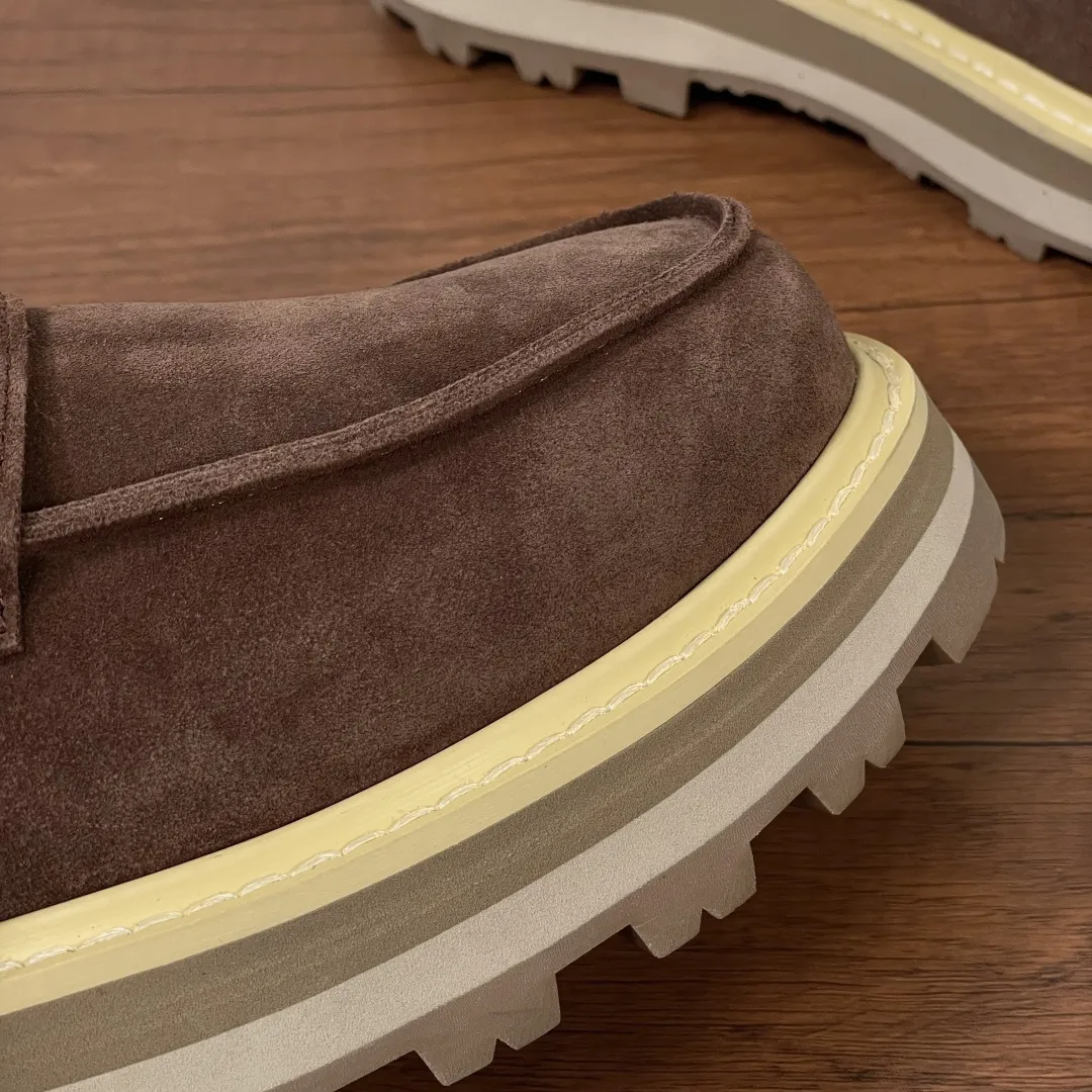 Moncler/蒙口 男士新款皮革厚底乐福鞋 这款乐福鞋选用小牛皮和反绒牛皮革打造，搭配EVA中底和轮胎纹橡胶外底，厚度达4cm，撷取新颖的现代方式重释传统便士乐福鞋，藉由研究、创新和风格表达，彰显别出心裁的厚底设计。同材质饰带饰以品牌专属徽标，鞋头盖配间面线卷边，搭配牛皮内里及烫银logo垫脚，尽显品牌格调，上脚舒适，增高有型，配全套原包装防尘袋！ 尺码：39-40-41-42-43-44 皮鞋码（38/45可定做但不支持退换货） 💰410