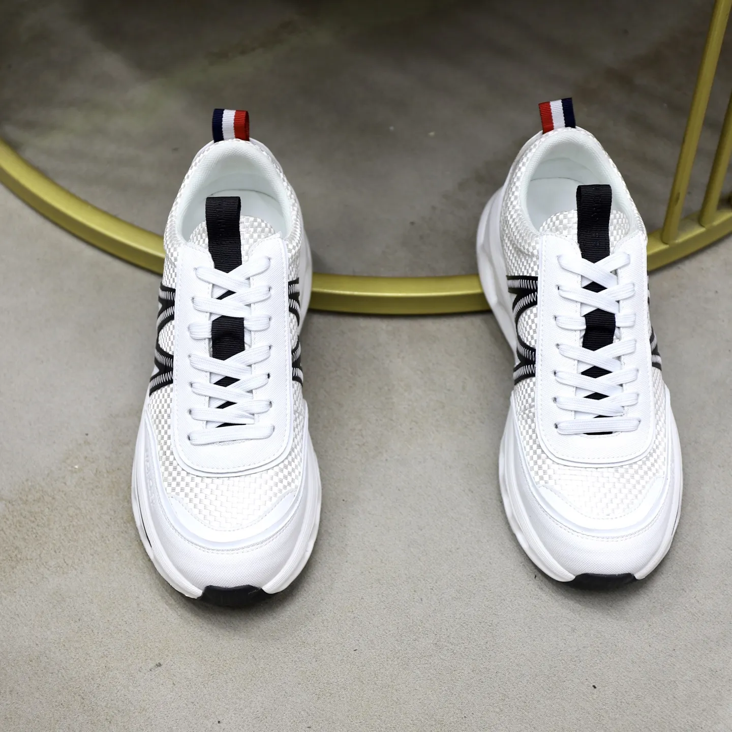 出厂价:230💰【MONCLER】盟可睐(蒙口) -鞋面:品牌布匹拼接皮料车 -内里:舒适透气 -大底:原版轻便柔软耐磨大底 -超高品控·做工精细:凸显(高端·贵气·档次) -Size :39-44(45可订做)