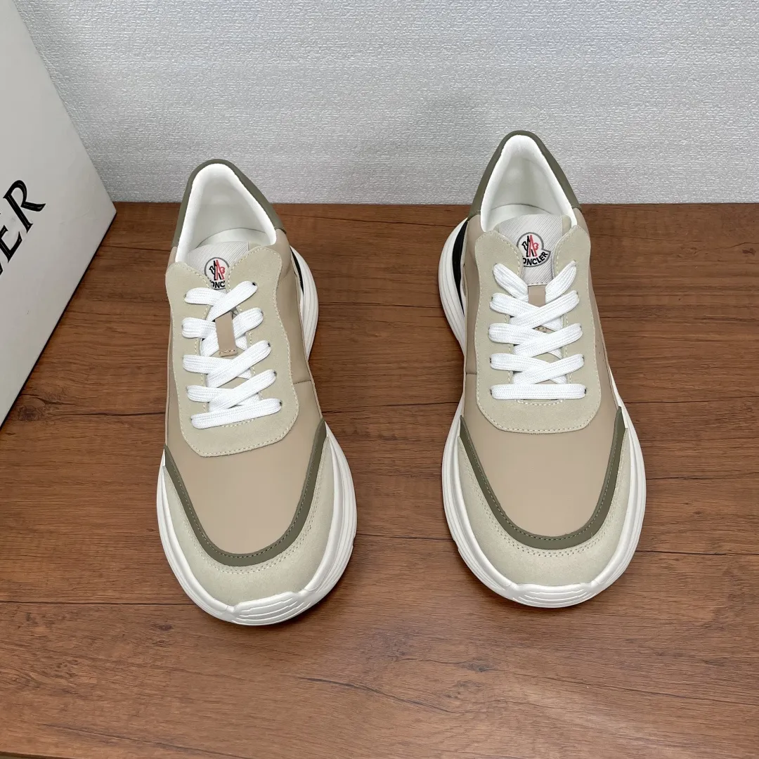 Moncler/蒙口 男士新款皮革se运动鞋 这款运动鞋采用绒面牛皮革和光滑小牛皮撞色拼接鞋面，侧面饰以&ldquo;M&rdquo;字形冲孔细节，鞋舌饰有经典徽标细节，低帮系带款式设计，轻巧灵活，彰显都市风格。搭配3.5CM轻盈EVA橡胶大底，柔软舒适防滑减震。织物具有内里，徽标牛皮垫脚，上脚舒适轻便透气！配全套原包装防尘袋！ 尺码：39-40-41-42-43-44 标准皮鞋尺码（38/45可定做不能退换） 💰370