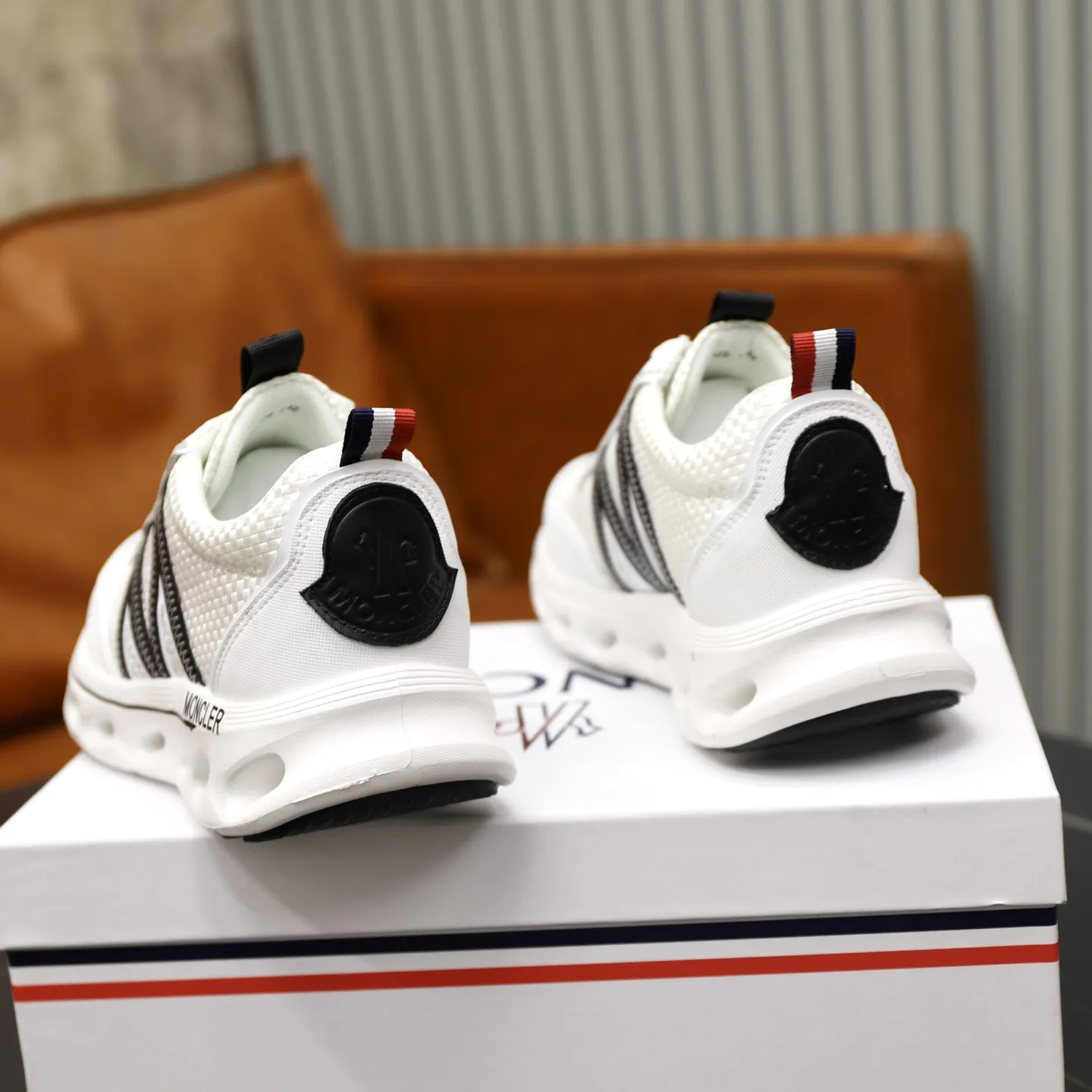 出厂价:230💰【MONCLER】盟可睐(蒙口) -鞋面:品牌布匹拼接皮料车 -内里:舒适透气 -大底:原版轻便柔软耐磨大底 -超高品控·做工精细:凸显(高端·贵气·档次) -Size :39-44(45可订做)