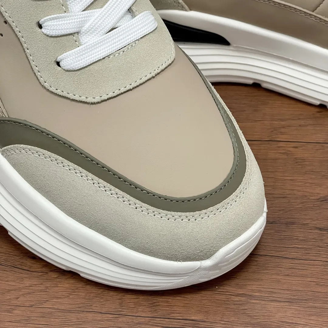 Moncler/蒙口 男士新款皮革se运动鞋 这款运动鞋采用绒面牛皮革和光滑小牛皮撞色拼接鞋面，侧面饰以&ldquo;M&rdquo;字形冲孔细节，鞋舌饰有经典徽标细节，低帮系带款式设计，轻巧灵活，彰显都市风格。搭配3.5CM轻盈EVA橡胶大底，柔软舒适防滑减震。织物具有内里，徽标牛皮垫脚，上脚舒适轻便透气！配全套原包装防尘袋！ 尺码：39-40-41-42-43-44 标准皮鞋尺码（38/45可定做不能退换） 💰370