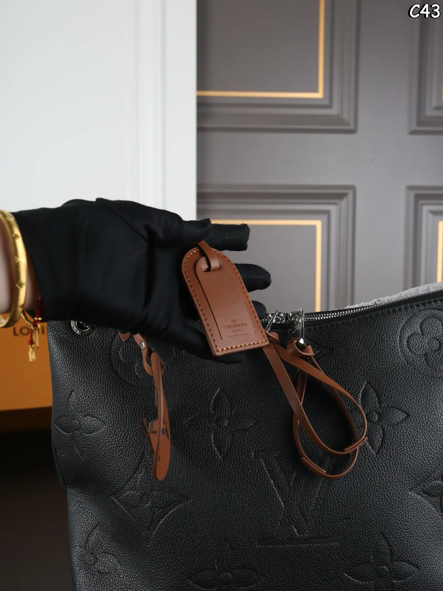 P235 配盒 LV Beaubourg 压纹 Hobo包 腋下包 手提斜挎单肩包 ✔️经典Monogram压纹+天然牛皮饰边,气质直接拉 ✔️编织手柄细节感十足,肩背超帅气 ✔️包身自带挺括感,西装连衣裙都可搭配 ✔️容量巨大,通勤包妈咪包完美之选 尺寸:30×26