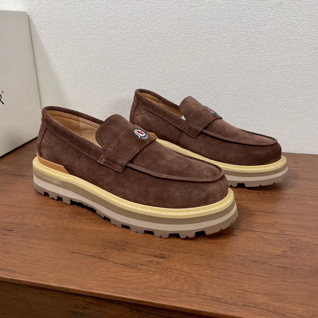 Moncler/蒙口 男士新款皮革厚底乐福鞋 这款乐福鞋选用小牛皮和反绒牛皮革打造,搭配EVA中底和轮胎纹橡胶外底,厚度达4cm,撷取新颖的现代方式重释传统便士乐福鞋,藉由研究、创新和风格表达,彰显别出心裁的厚底设计。同材质饰带饰以品牌专属徽标,鞋头盖配间面线卷边,搭配牛皮内里及烫银logo垫脚,尽显品牌格调,上脚舒适,增高有型,配全套原包装防尘袋! 尺码:39-40-41-42-43-44 皮鞋码(38/45可定做但不支持退换货) 💰410