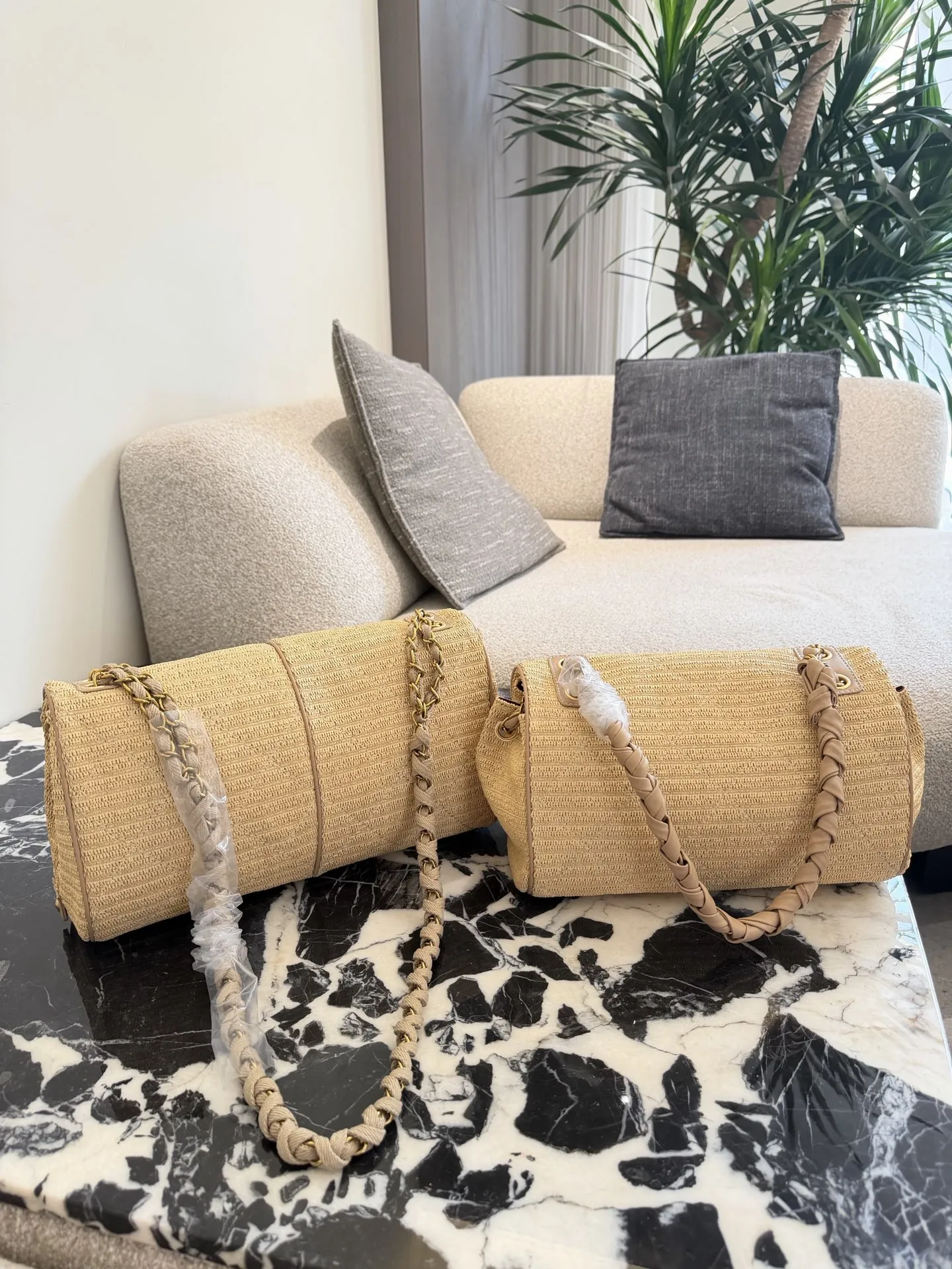 短链条p240长链条p260 香奈儿草编链条包​​ 🌾香奈儿草编链条包，天然草编材质，搭配经典金属双C标志，优雅又有度假氛围感✨。编织链条肩带，实用又美观，手提或斜挎都很百搭。尺寸适中，日常出行、度假都能轻松装下随身物品。草编材质轻便透气，夏天背超合适，搭配连衣裙或休闲装都很出彩，轻松打造法式优雅风格💛。30cm35cm