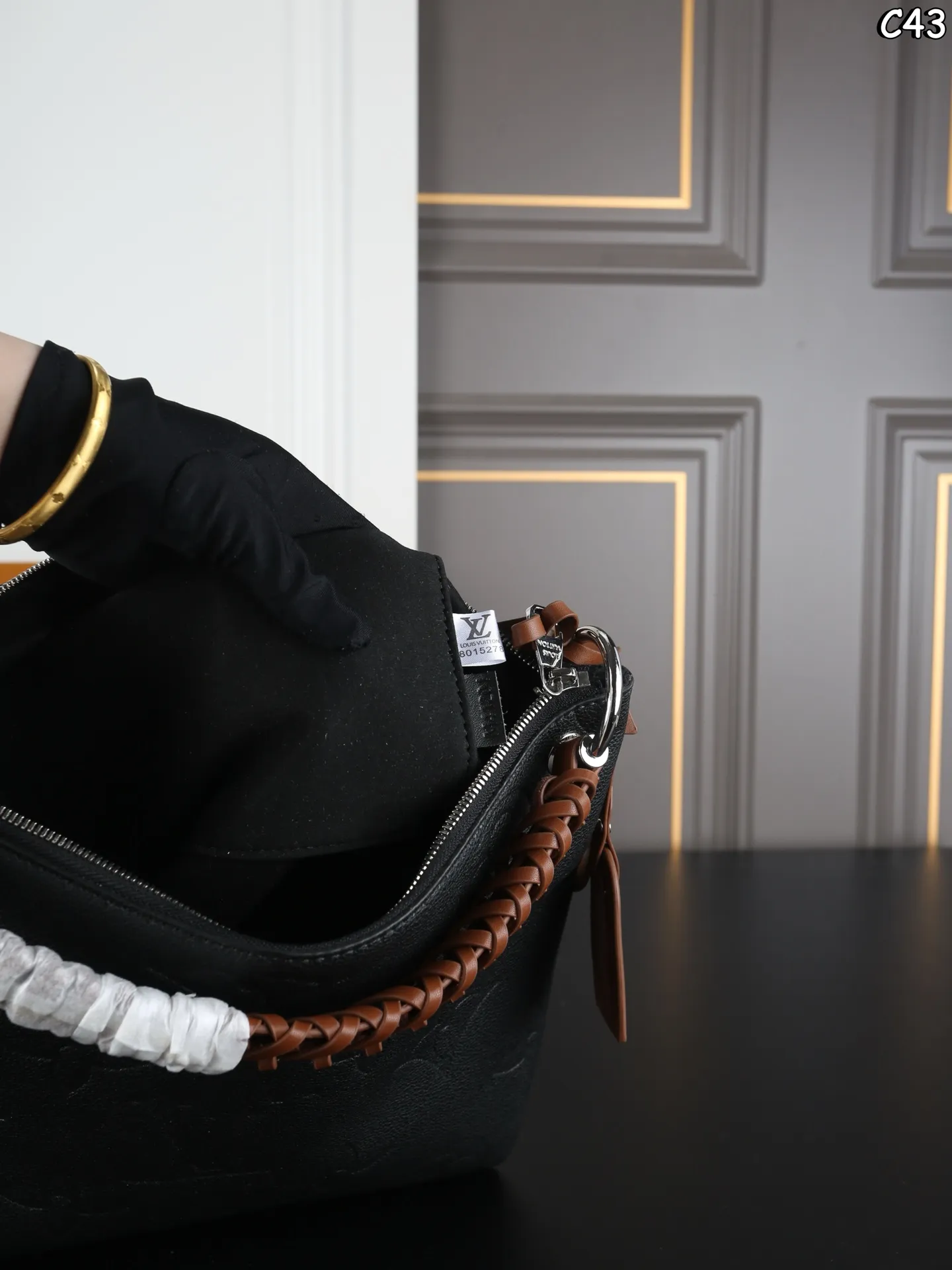 P235 配盒 LV Beaubourg 压纹 Hobo包 腋下包 手提斜挎单肩包 ✔️经典Monogram压纹＋天然牛皮饰边，气质直接拉 ✔️编织手柄细节感十足，肩背超帅气 ✔️包身自带挺括感，西装连衣裙都可搭配 ✔️容量巨大，通勤包妈咪包完美之选 尺寸：30&times;26