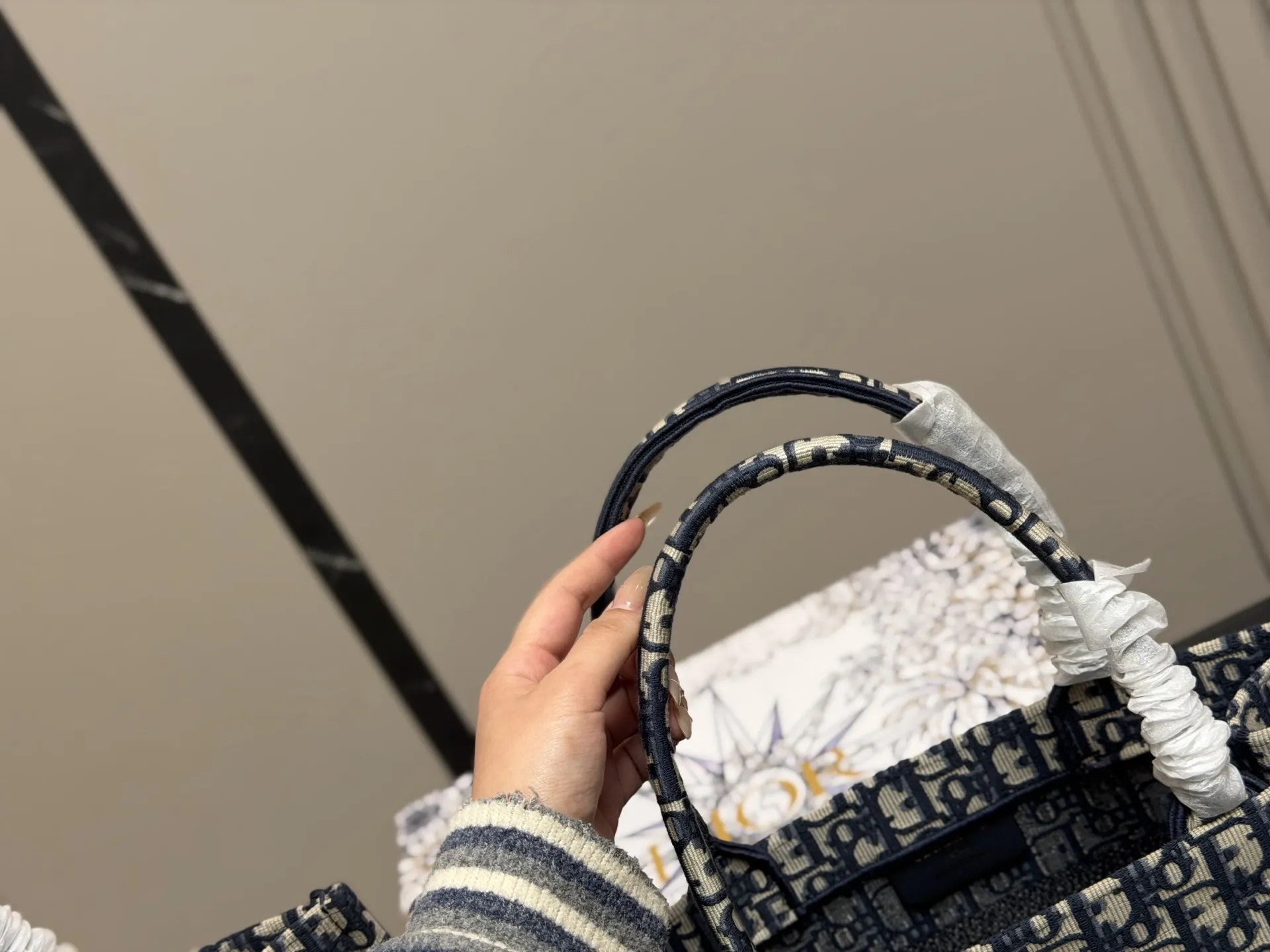 &yen;195 &yen;175 &yen;150 配盒丝巾 Dior 原版布提花 Dior book tote今年最喜欢的一款购物袋 tote我用的次数最多的包 迪奥因为容量超级大 不管什么东西都向里面放 当然凹造型也是必须有 尺寸大号42 cm 中号36cm 小号 26cm