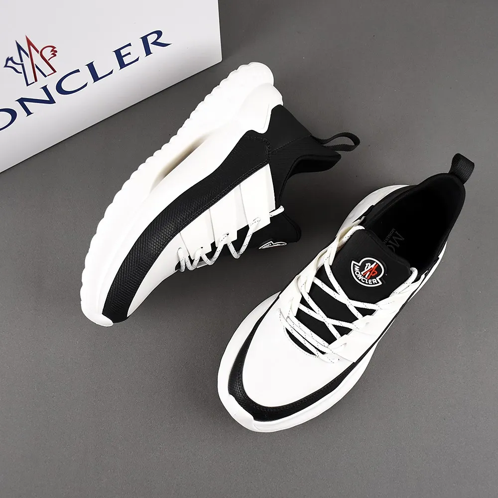 PP290👟👟👟 Moncler蒙口男士户外系带运动鞋，具有舒适防滑性能，专为户外跑步或都市漫步而设。兼备创新、功能性与图形细节于一体，从高山氛围汲取灵感，诠释潮流时尚。多种原版材料拼接而成，鞋面采用鞋带和橡胶嵌件设计，大底采发泡超轻大底，具有高弹性高耐磨性，提高舒适性！39-44(38和45定做)4色可选