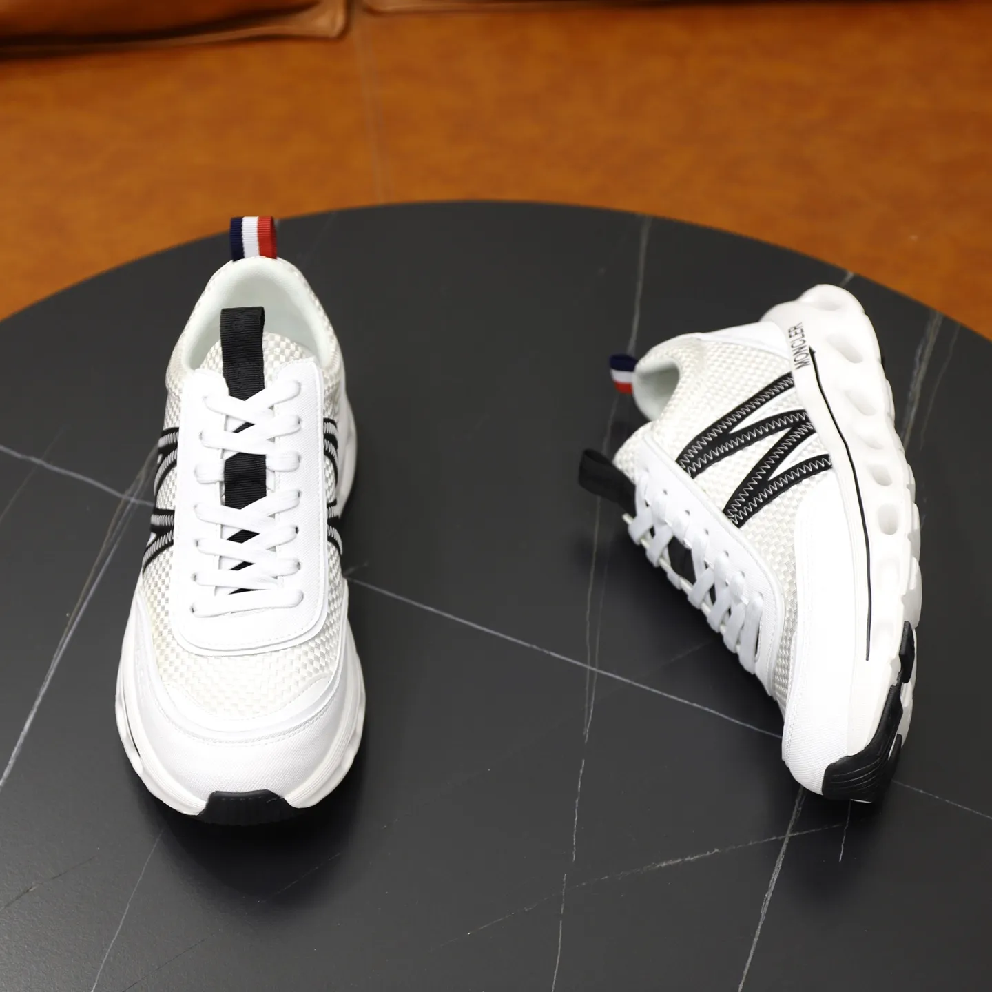 出厂价：230💰【MONCLER】盟可睐(蒙口) -鞋面：品牌布匹拼接皮料车 -内里：舒适透气 -大底：原版轻便柔软耐磨大底 -超高品控&middot;做工精细：凸显(高端&middot;贵气&middot;档次) -Size ：39-44（45可订做)