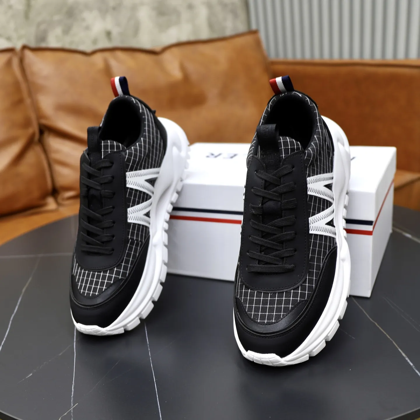 出厂价:221💰【MONCLER】盟可睐(蒙口) -鞋面:品牌布匹拼接皮料车 -内里:舒适透气 -大底:原版轻便柔软耐磨大底 -超高品控·做工精细:凸显(高端·贵气·档次) -Size :39-44(45可订做)