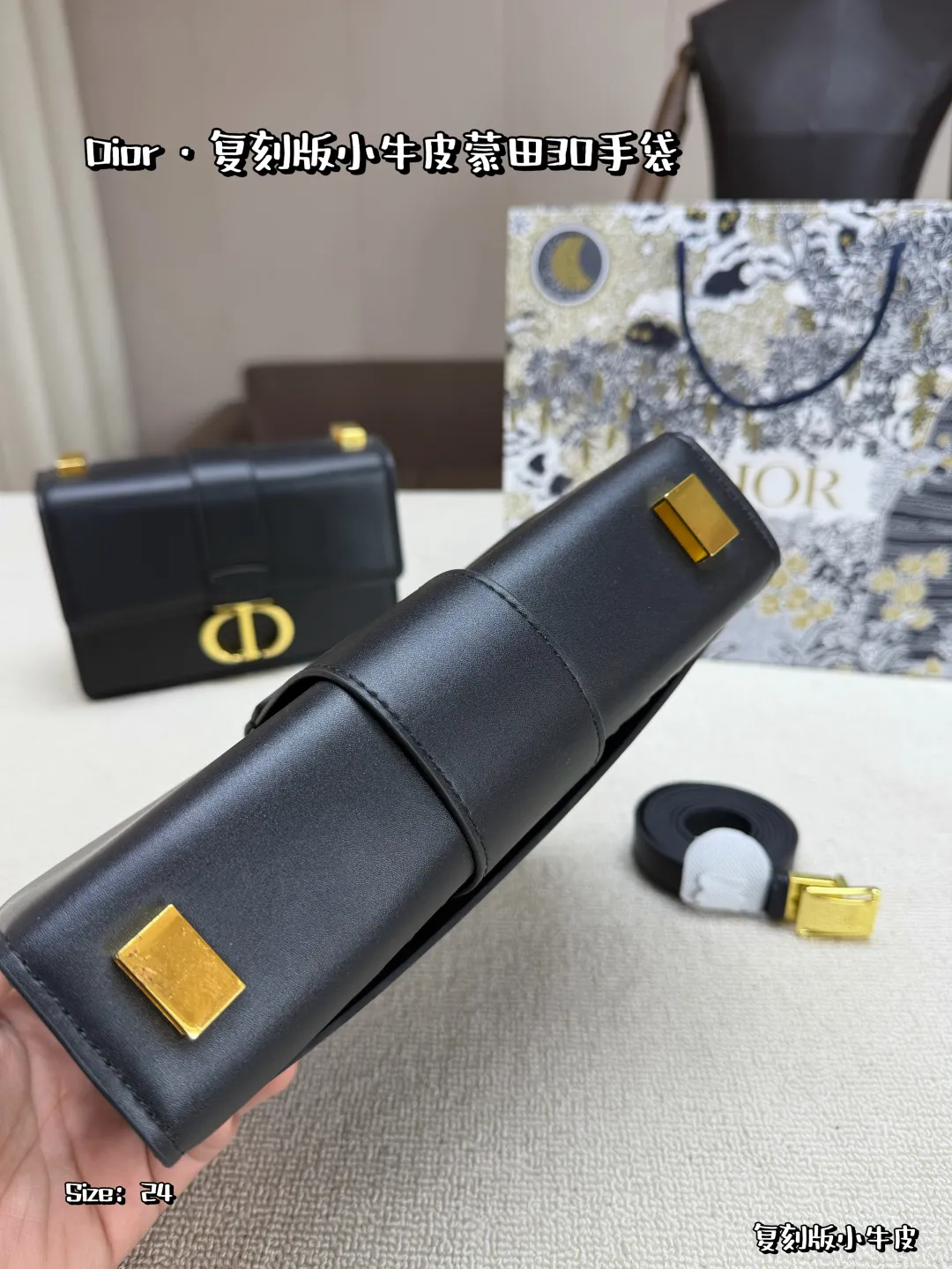 大号P205，配折叠盒，飞机盒，配丝巾，配星星 复刻版小牛皮 🖤Dior蒙田30黑金手袋，光面牛皮+金色CD扣，简约大气超有质感✨。容量刚好，通勤or晚宴都能轻松驾驭。肩带可调节，手提、单肩、斜挎随心切换，百搭又实用！蒙田系列灵感来自巴黎蒙田大道，优雅摩登，明星博主都在背，专柜价31520元，经典不过时💼。 尺寸：24&times;16