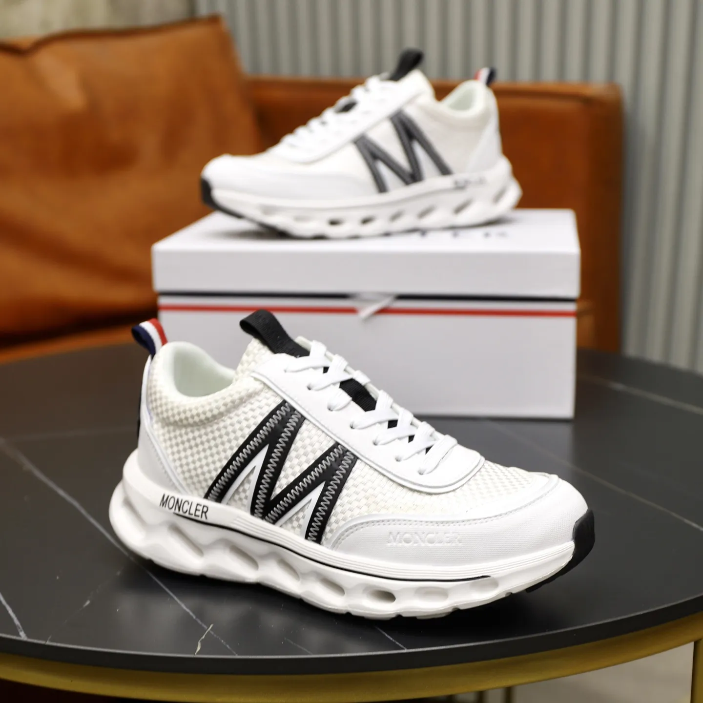 出厂价:230💰【MONCLER】盟可睐(蒙口) -鞋面:品牌布匹拼接皮料车 -内里:舒适透气 -大底:原版轻便柔软耐磨大底 -超高品控·做工精细:凸显(高端·贵气·档次) -Size :39-44(45可订做)