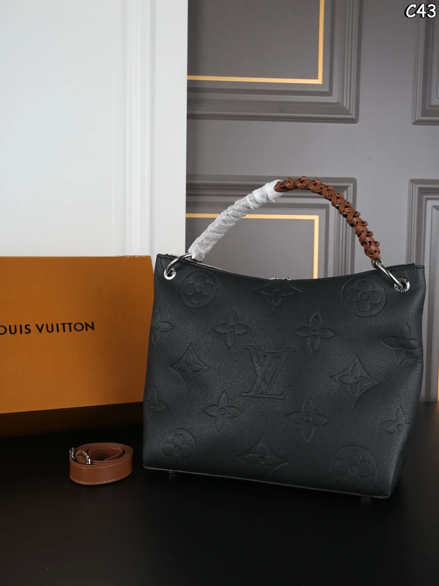 P235 配盒 LV Beaubourg 压纹 Hobo包 腋下包 手提斜挎单肩包 ✔️经典Monogram压纹+天然牛皮饰边,气质直接拉 ✔️编织手柄细节感十足,肩背超帅气 ✔️包身自带挺括感,西装连衣裙都可搭配 ✔️容量巨大,通勤包妈咪包完美之选 尺寸:30×26