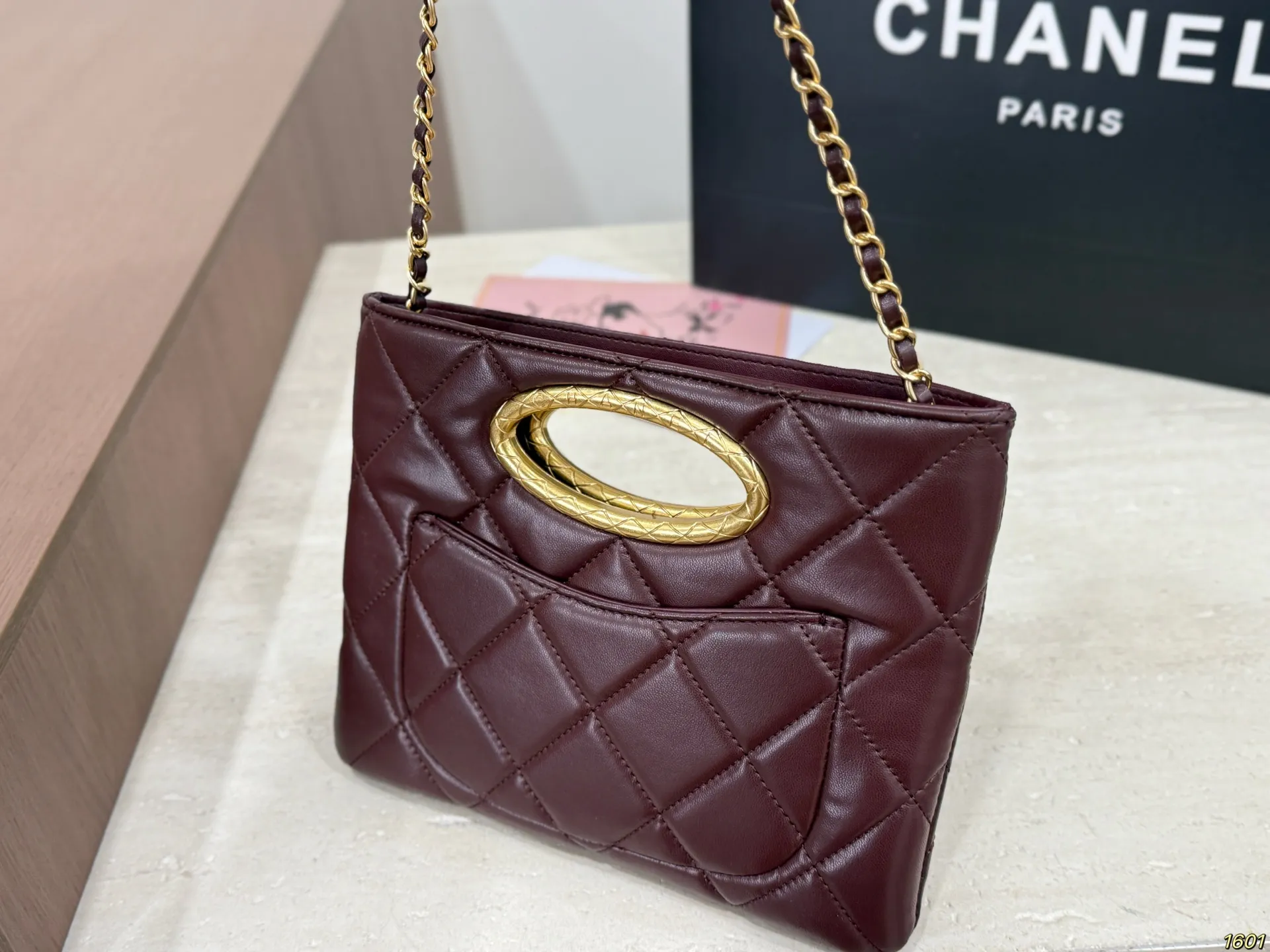 &yen;145配盒 CHANEL香奈儿新款手提晚宴包 这款精致的外观和优雅的设计让人一眼难忘 精美的菱格纹路与金色双C标志点缀 无不透露出低调的千金风范 简约而不简单 尺寸24 19