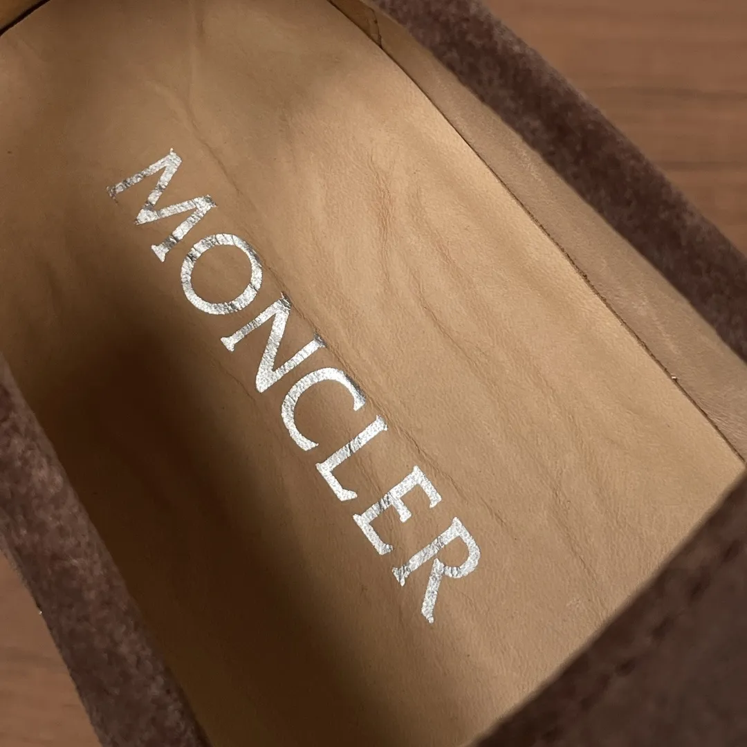 Moncler/蒙口 男士新款皮革厚底乐福鞋 这款乐福鞋选用小牛皮和反绒牛皮革打造，搭配EVA中底和轮胎纹橡胶外底，厚度达4cm，撷取新颖的现代方式重释传统便士乐福鞋，藉由研究、创新和风格表达，彰显别出心裁的厚底设计。同材质饰带饰以品牌专属徽标，鞋头盖配间面线卷边，搭配牛皮内里及烫银logo垫脚，尽显品牌格调，上脚舒适，增高有型，配全套原包装防尘袋！ 尺码：39-40-41-42-43-44 皮鞋码（38/45可定做但不支持退换货） 💰410