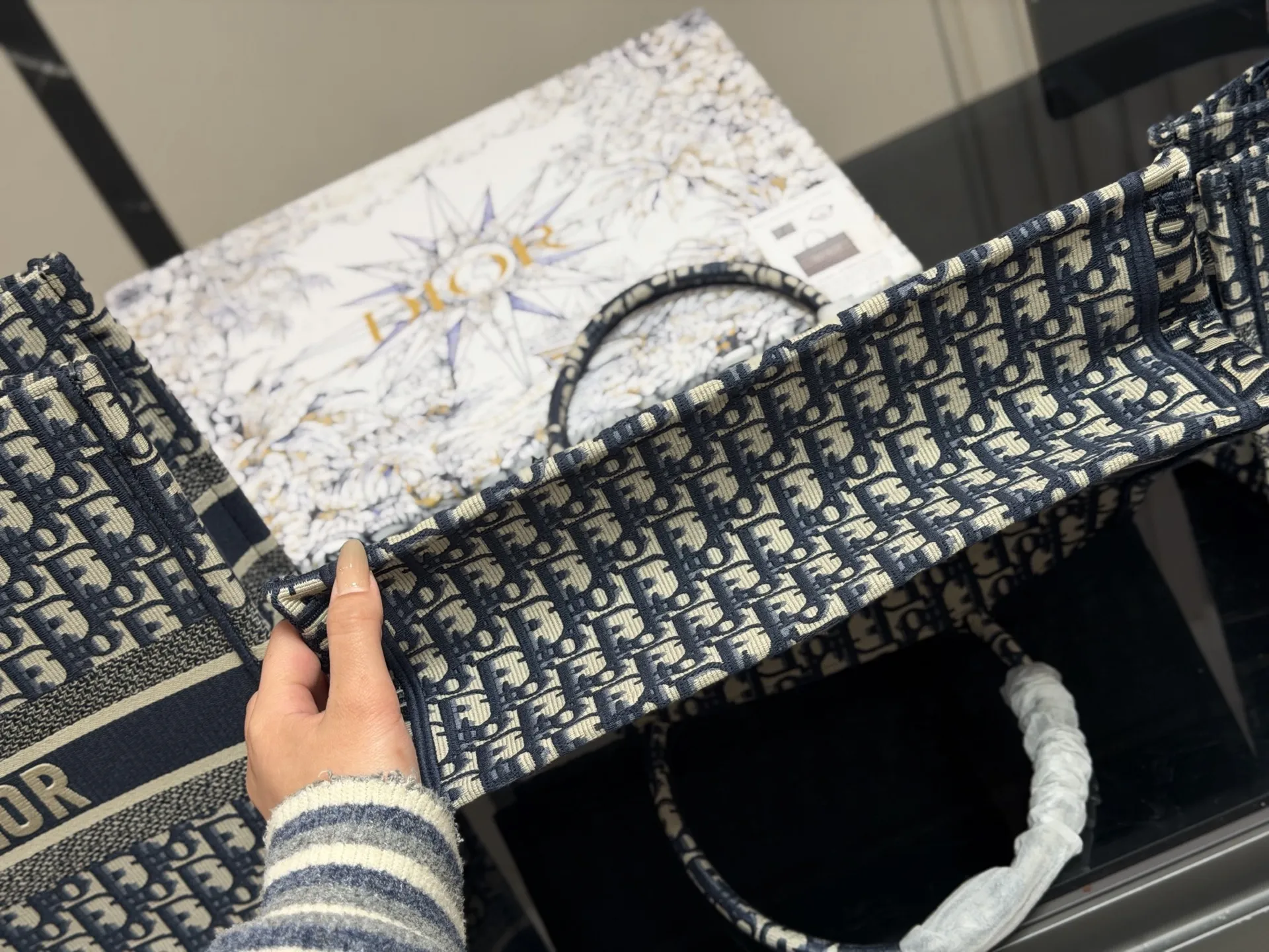 &yen;195 &yen;175 &yen;150 配盒丝巾 Dior 原版布提花 Dior book tote今年最喜欢的一款购物袋 tote我用的次数最多的包 迪奥因为容量超级大 不管什么东西都向里面放 当然凹造型也是必须有 尺寸大号42 cm 中号36cm 小号 26cm