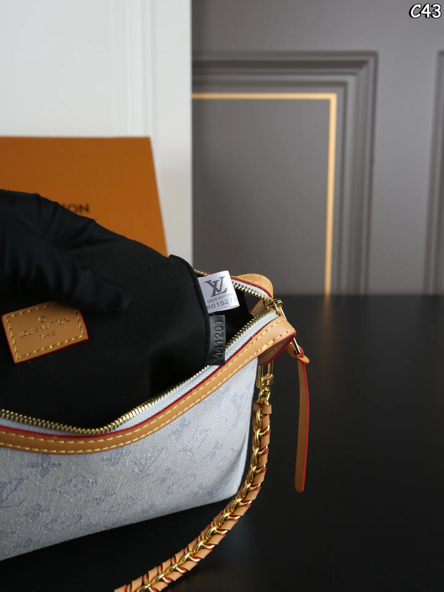 P205 折叠盒 LV 丹宁牛仔布 链条包 单肩包 腋下包 中古包 搭配丹宁凸显质感又时髦 简单随性,四季适用不过时 真是绝美的一只 编织链条细节感十足,肩背超帅气 ✔️包身自带挺括感,西装连衣裙都可搭配 ✔️容量巨大,通勤包妈咪包完美之选 尺寸:28×18