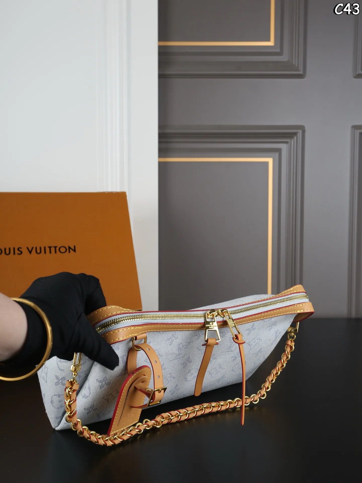 P205 折叠盒 LV 丹宁牛仔布 链条包 单肩包 腋下包 中古包 搭配丹宁凸显质感又时髦 简单随性，四季适用不过时 真是绝美的一只 编织链条细节感十足，肩背超帅气 ✔️包身自带挺括感，西装连衣裙都可搭配 ✔️容量巨大，通勤包妈咪包完美之选 尺寸：28&times;18