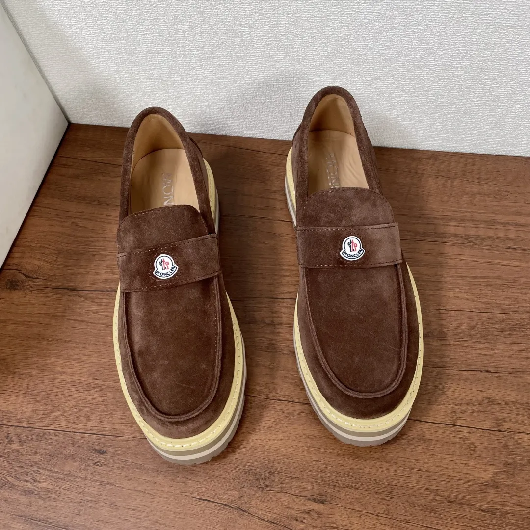 Moncler/蒙口 男士新款皮革厚底乐福鞋 这款乐福鞋选用小牛皮和反绒牛皮革打造，搭配EVA中底和轮胎纹橡胶外底，厚度达4cm，撷取新颖的现代方式重释传统便士乐福鞋，藉由研究、创新和风格表达，彰显别出心裁的厚底设计。同材质饰带饰以品牌专属徽标，鞋头盖配间面线卷边，搭配牛皮内里及烫银logo垫脚，尽显品牌格调，上脚舒适，增高有型，配全套原包装防尘袋！ 尺码：39-40-41-42-43-44 皮鞋码（38/45可定做但不支持退换货） 💰410