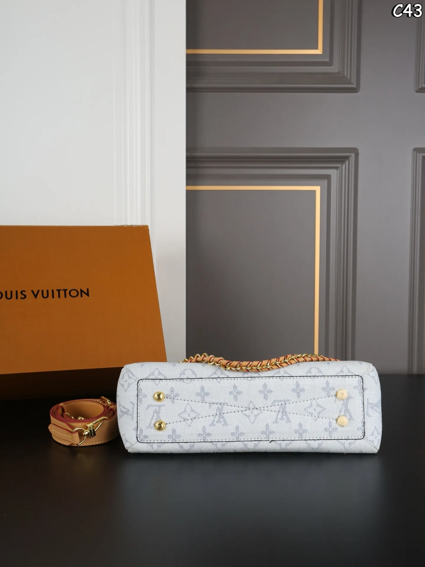 P205 折叠盒 LV 丹宁牛仔布 链条包 单肩包 腋下包 中古包 搭配丹宁凸显质感又时髦 简单随性,四季适用不过时 真是绝美的一只 编织链条细节感十足,肩背超帅气 ✔️包身自带挺括感,西装连衣裙都可搭配 ✔️容量巨大,通勤包妈咪包完美之选 尺寸:28×18