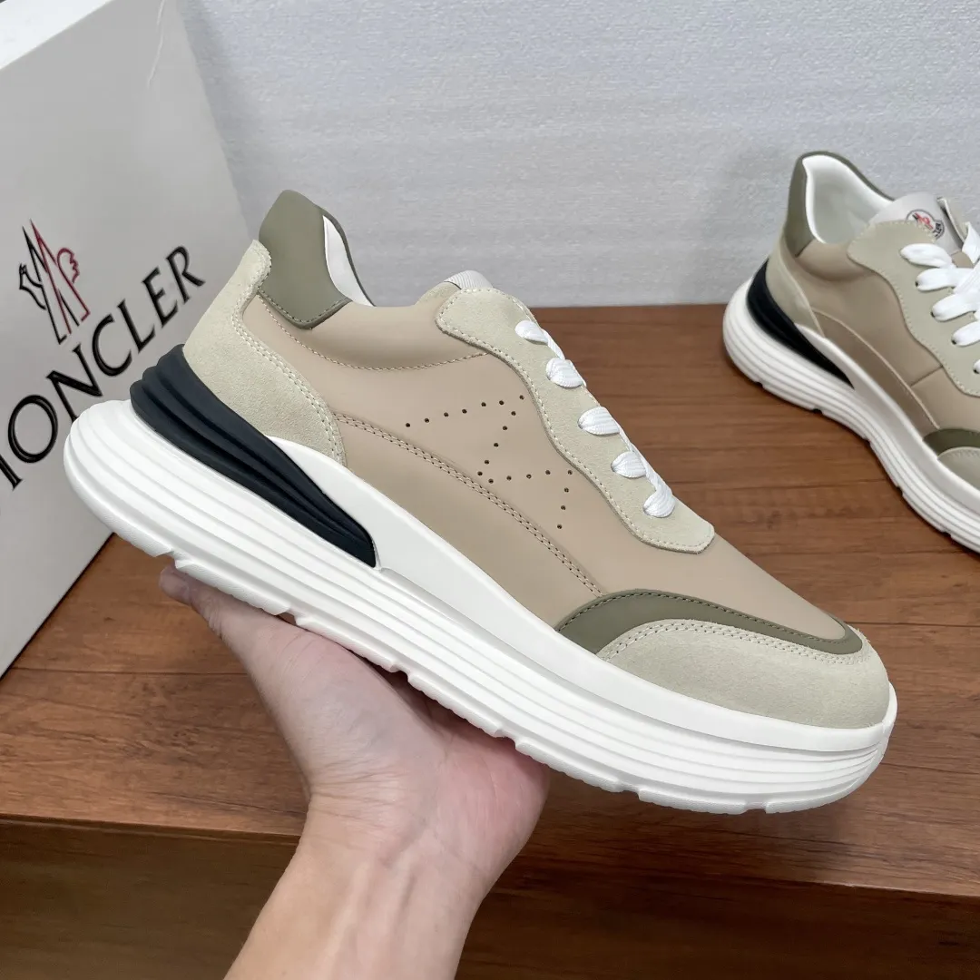 Moncler/蒙口 男士新款皮革se运动鞋 这款运动鞋采用绒面牛皮革和光滑小牛皮撞色拼接鞋面，侧面饰以&ldquo;M&rdquo;字形冲孔细节，鞋舌饰有经典徽标细节，低帮系带款式设计，轻巧灵活，彰显都市风格。搭配3.5CM轻盈EVA橡胶大底，柔软舒适防滑减震。织物具有内里，徽标牛皮垫脚，上脚舒适轻便透气！配全套原包装防尘袋！ 尺码：39-40-41-42-43-44 标准皮鞋尺码（38/45可定做不能退换） 💰370