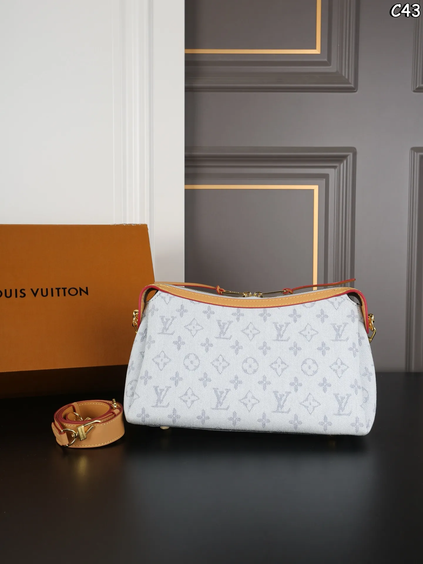 P205 折叠盒 LV 丹宁牛仔布 链条包 单肩包 腋下包 中古包 搭配丹宁凸显质感又时髦 简单随性,四季适用不过时 真是绝美的一只 编织链条细节感十足,肩背超帅气 ✔️包身自带挺括感,西装连衣裙都可搭配 ✔️容量巨大,通勤包妈咪包完美之选 尺寸:28×18