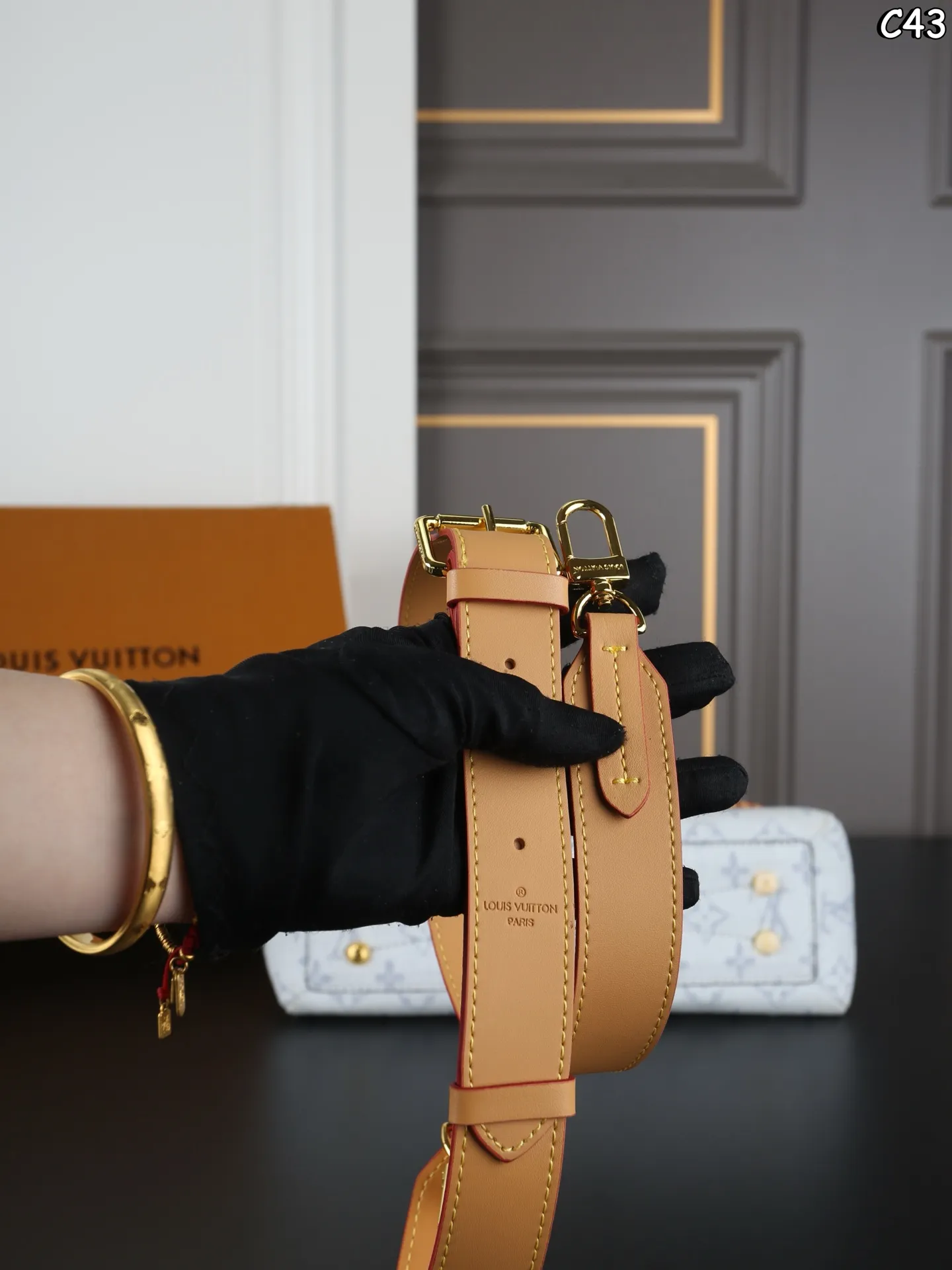 P205 折叠盒 LV 丹宁牛仔布 链条包 单肩包 腋下包 中古包 搭配丹宁凸显质感又时髦 简单随性，四季适用不过时 真是绝美的一只 编织链条细节感十足，肩背超帅气 ✔️包身自带挺括感，西装连衣裙都可搭配 ✔️容量巨大，通勤包妈咪包完美之选 尺寸：28&times;18