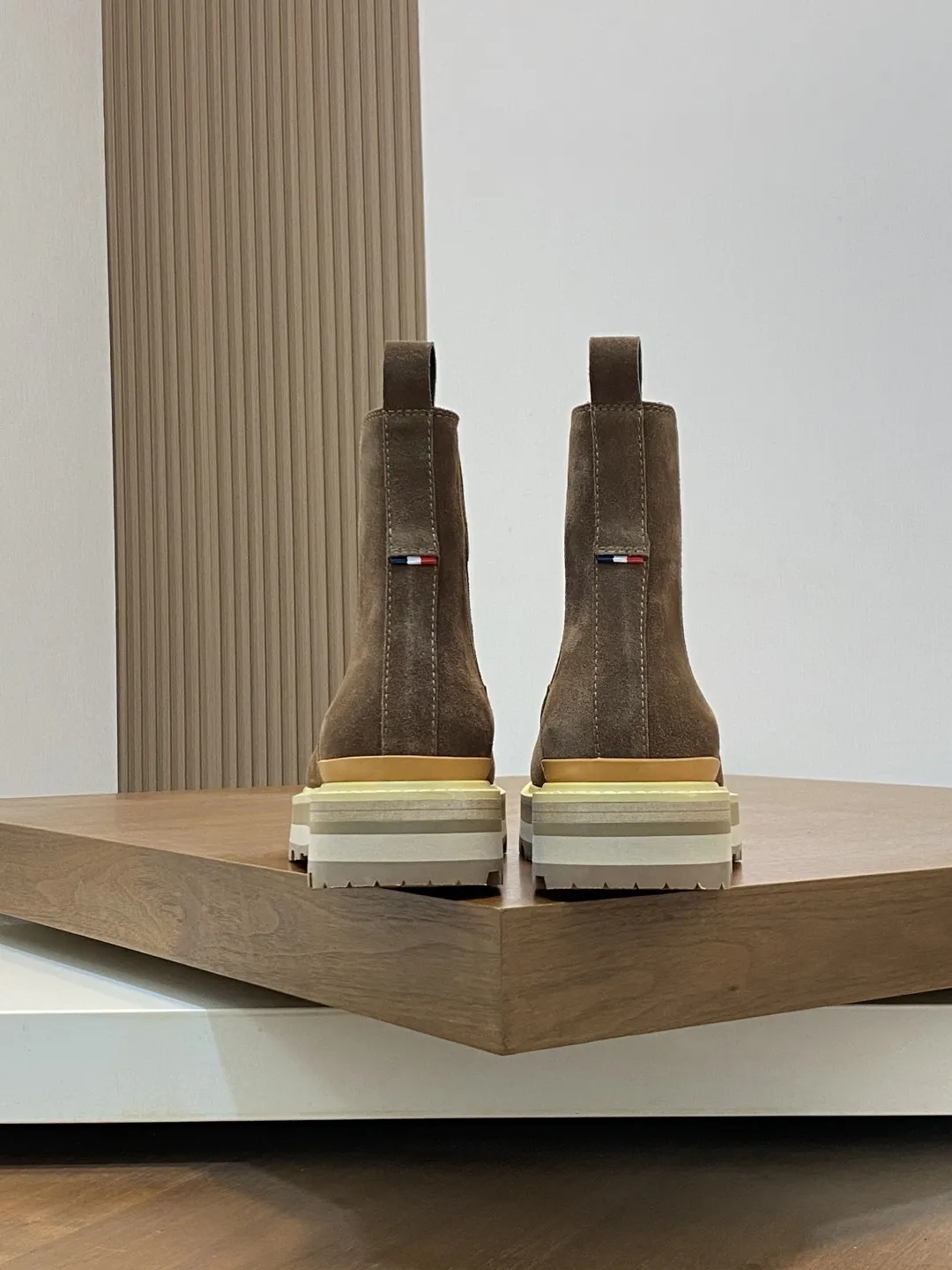 💰470 monc&mdash;蒙口 顶级原版男鞋高端品牌，新款上市，顶级奢侈品牌，最新時尚休闲高低帮，潮流百搭之款，轻松运动风，鞋面采用原版牛皮。原版牛皮内里【毛里订做】 加超精细做工。原版私模、个性时尚橡膠耐磨大底，上脚轻巧舒适。码数：39-44 。（38、45可定做）