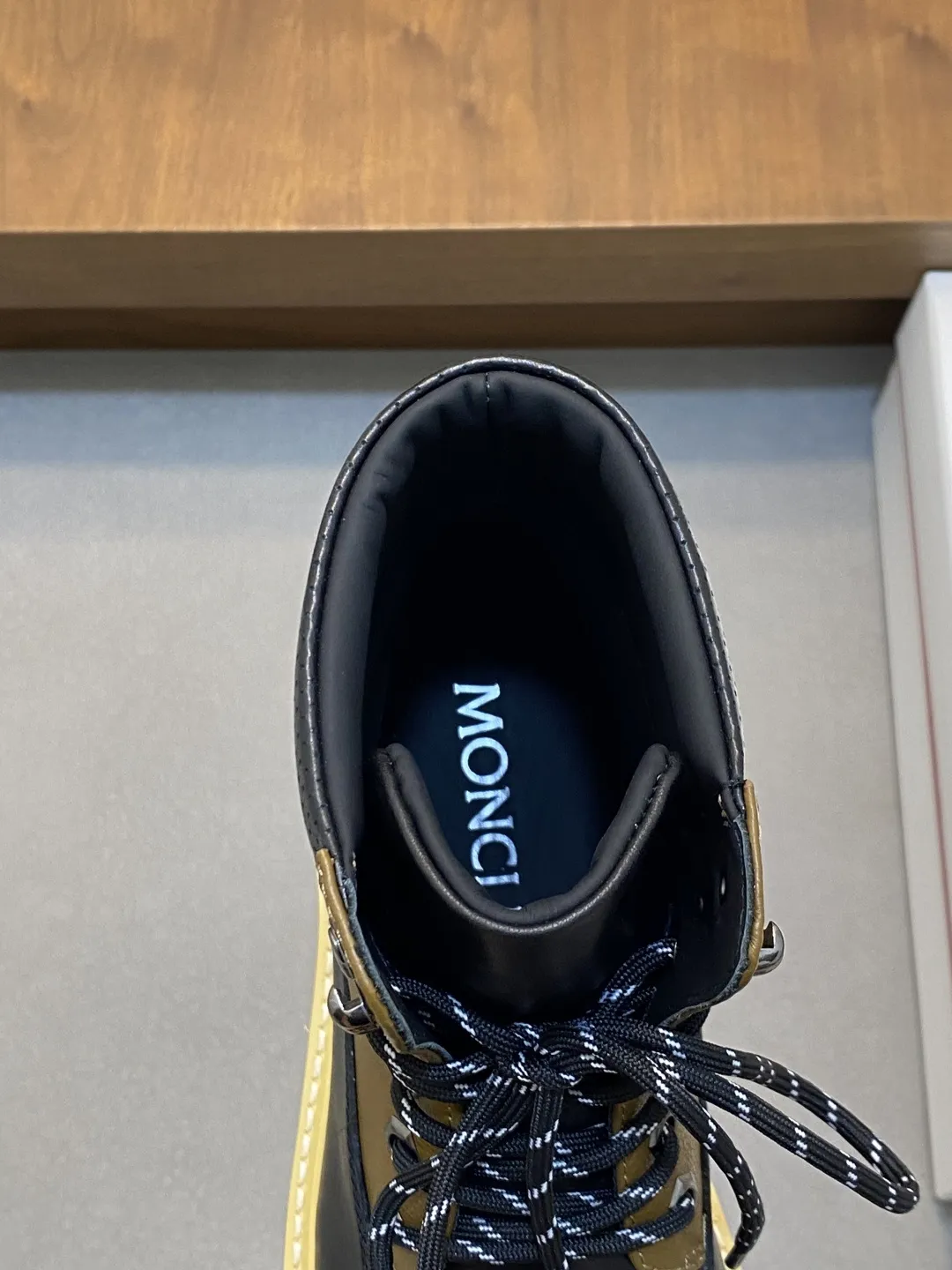 💰500 monc&mdash;蒙口 顶级原版男鞋高端品牌，新款上市，顶级奢侈品牌，最新時尚休闲高低帮，潮流百搭之款，轻松运动风，鞋面采用原版牛皮。原版牛皮内里【毛里订做】 加超精细做工。原版私模、个性时尚橡膠耐磨大底，上脚轻巧舒适。码数：39-44 。（38、45可定做）