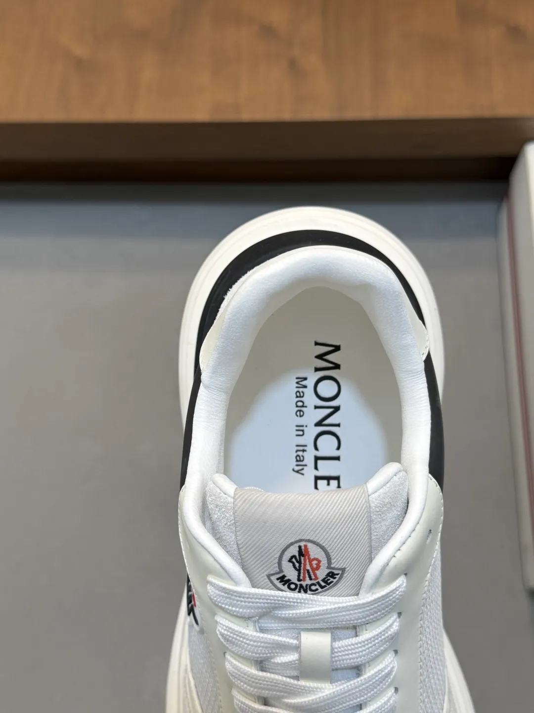 💰370 Moncler蒙口 男鞋运动鞋,进口透气网面、氯丁橡胶 各种材质拼接打造，鞋面采用鞋带和橡胶嵌件设计，后跟Moncler标志，大底采用TPU+橡胶+高弹橡胶发泡组合成型，具有高弹性高耐磨性，提高舒适性，无论是鞋面还是颜色设计都值得入手！Size：39-44（38 45定做）