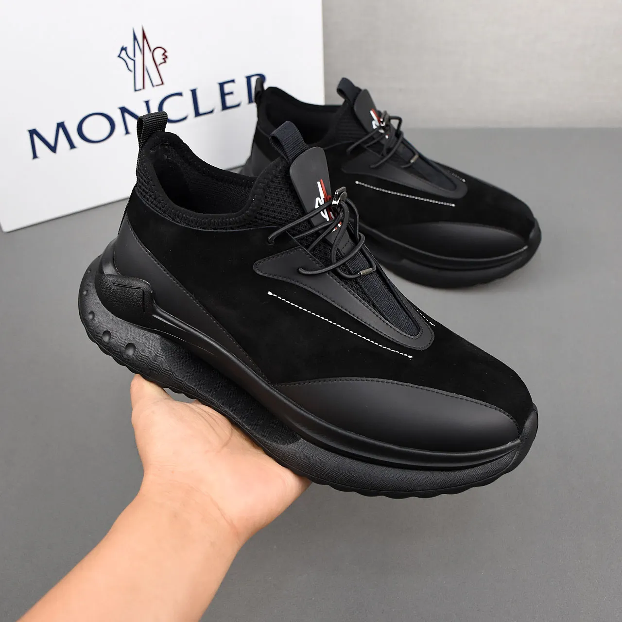 PP290👟👟👟 Moncler蒙口男士户外系带运动鞋,具有舒适防滑性能,专为户外跑步或都市漫步而设。兼备创新、功能性与图形细节于一体,从高山氛围汲取灵感,诠释潮流时尚。多种原版材料拼接而成,鞋面采用鞋带和橡胶嵌件设计,大底采发泡超轻大底,具有高弹性高耐磨性,提高舒适性!39-44(38和45定做)7️⃣色可选
