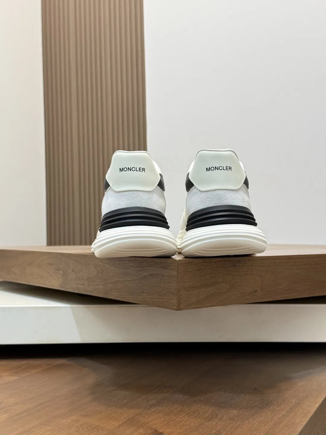 💰370 Moncler蒙口 男鞋运动鞋,进口透气网面、氯丁橡胶 各种材质拼接打造,鞋面采用鞋带和橡胶嵌件设计,后跟Moncler标志,大底采用TPU+橡胶+高弹橡胶发泡组合成型,具有高弹性高耐磨性,提高舒适性,无论是鞋面还是颜色设计都值得入手!Size:39-44(38 45定做)