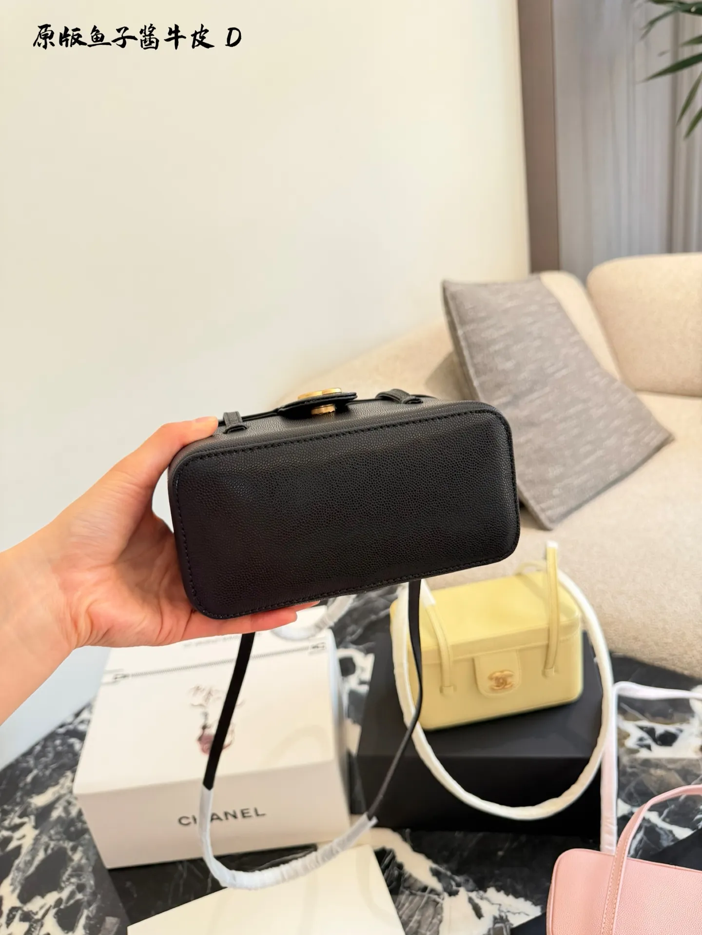 p250牛皮 香奈儿26P Preppy Coco盒子包​​ 🖤香奈儿26P Preppy Coco盒子包，黑色鱼子酱牛皮+金色双C扣，简约复古又超有质感✨。长肩带设计，手提、单肩、斜挎都OK，通勤or出街都很百搭！鱼子酱牛皮耐磨抗造，光泽感满分，实用又时髦，是26P系列超火的代表款，时髦精必入！